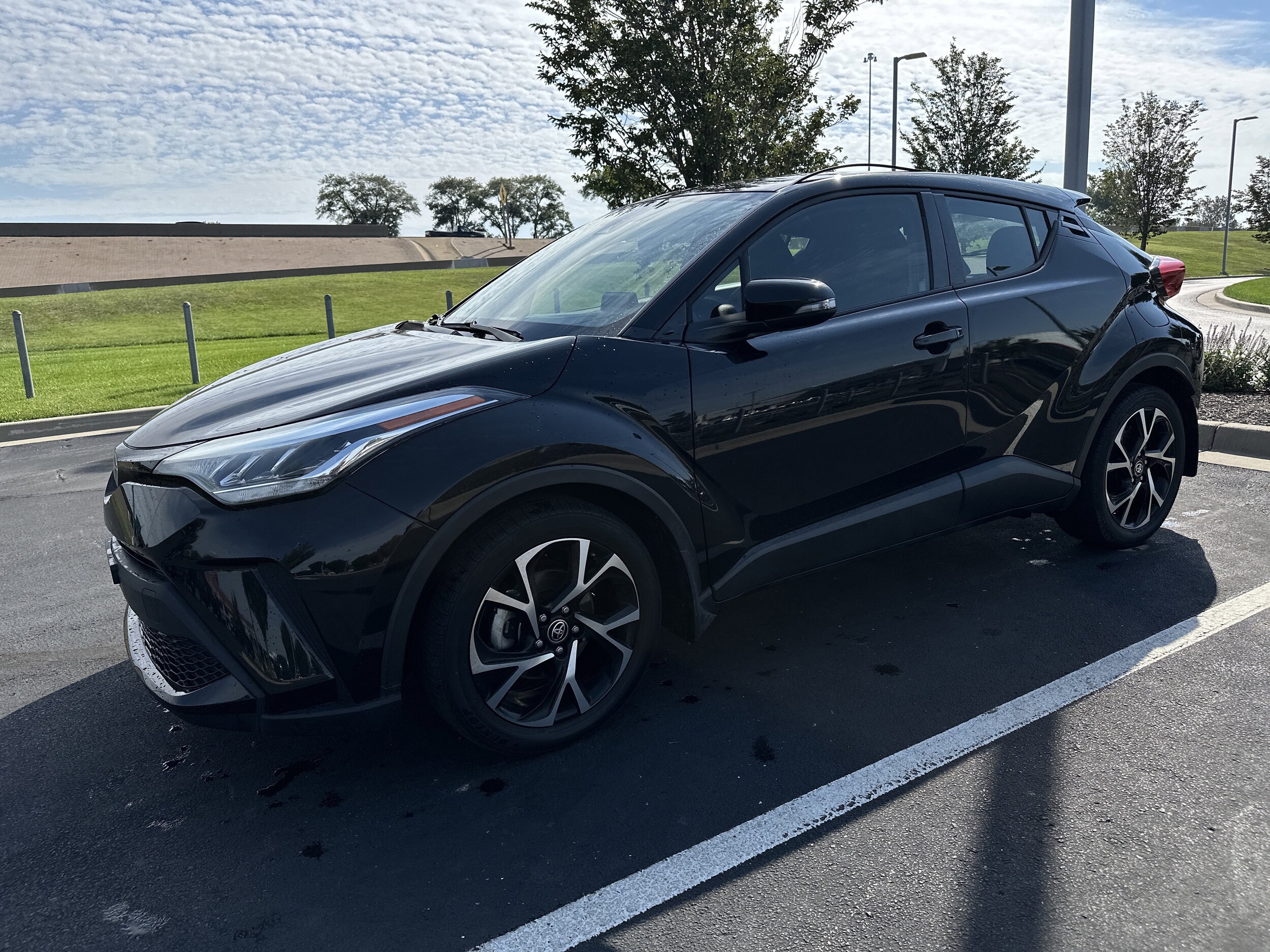 2021 Toyota C-HR XLE photo 3