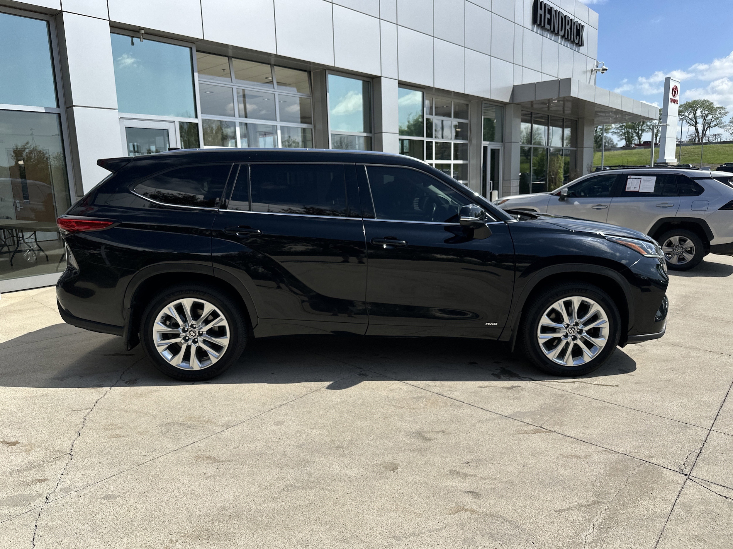 2023 Toyota Highlander Hybrid Limited photo 3