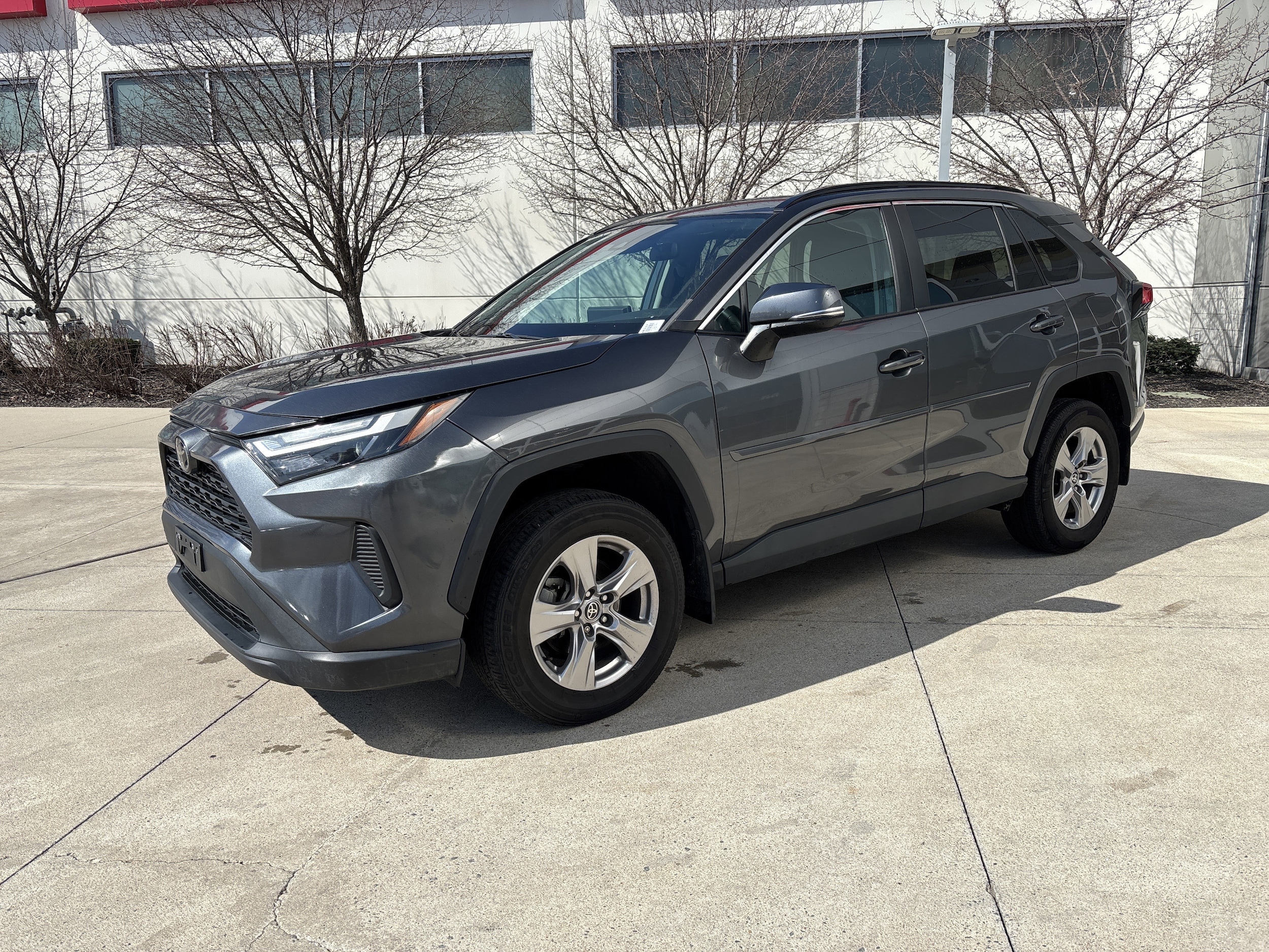 2022 Toyota RAV4 XLE photo 2