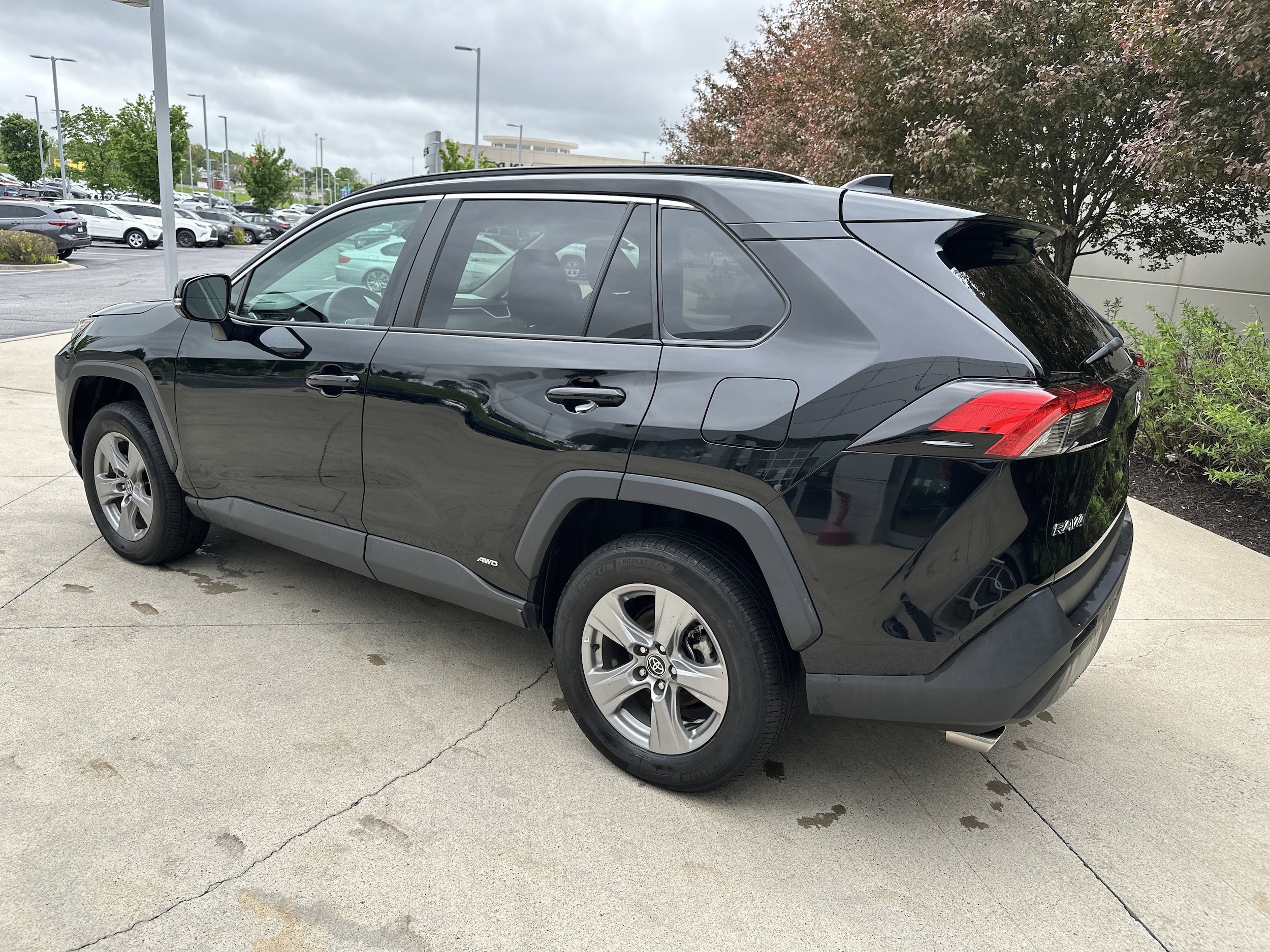2022 Toyota RAV4 Hybrid XLE photo 6