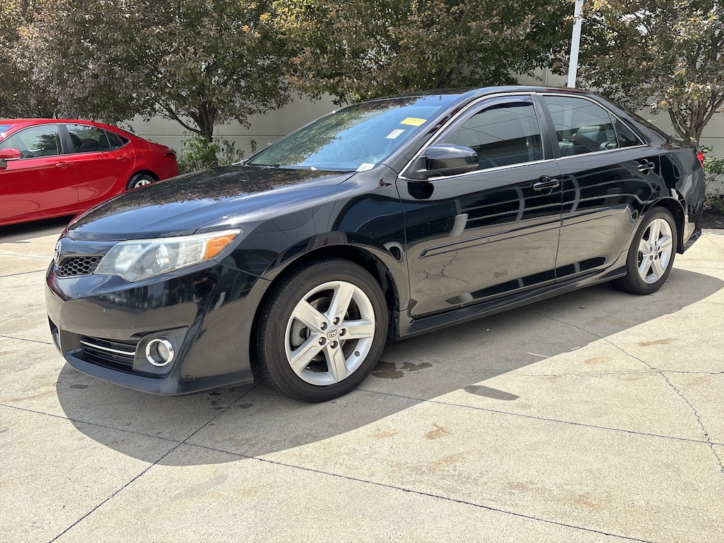 Used 2014 Toyota Camry SE Sedan