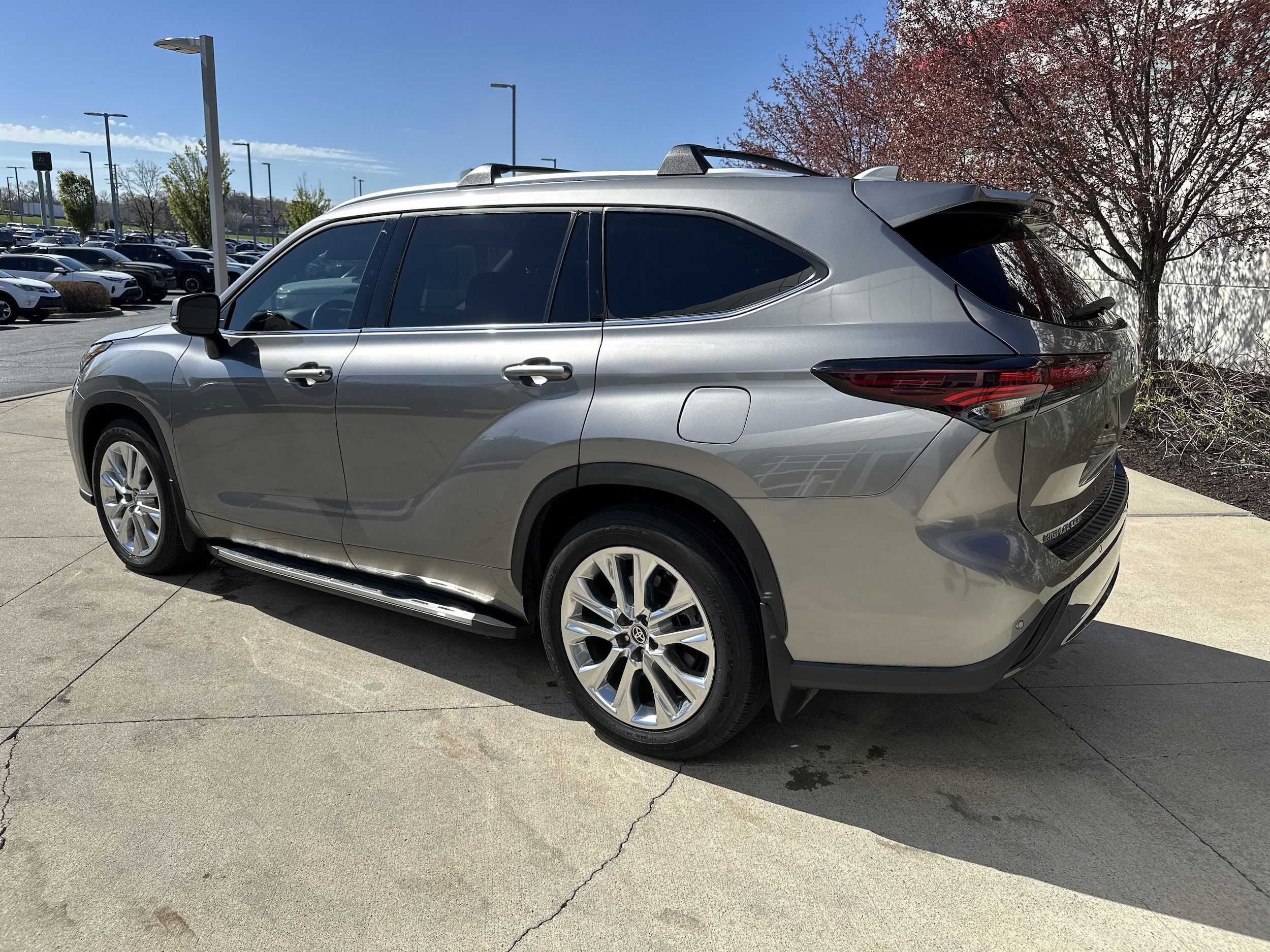 2025 Toyota Highlander Limited photo 6