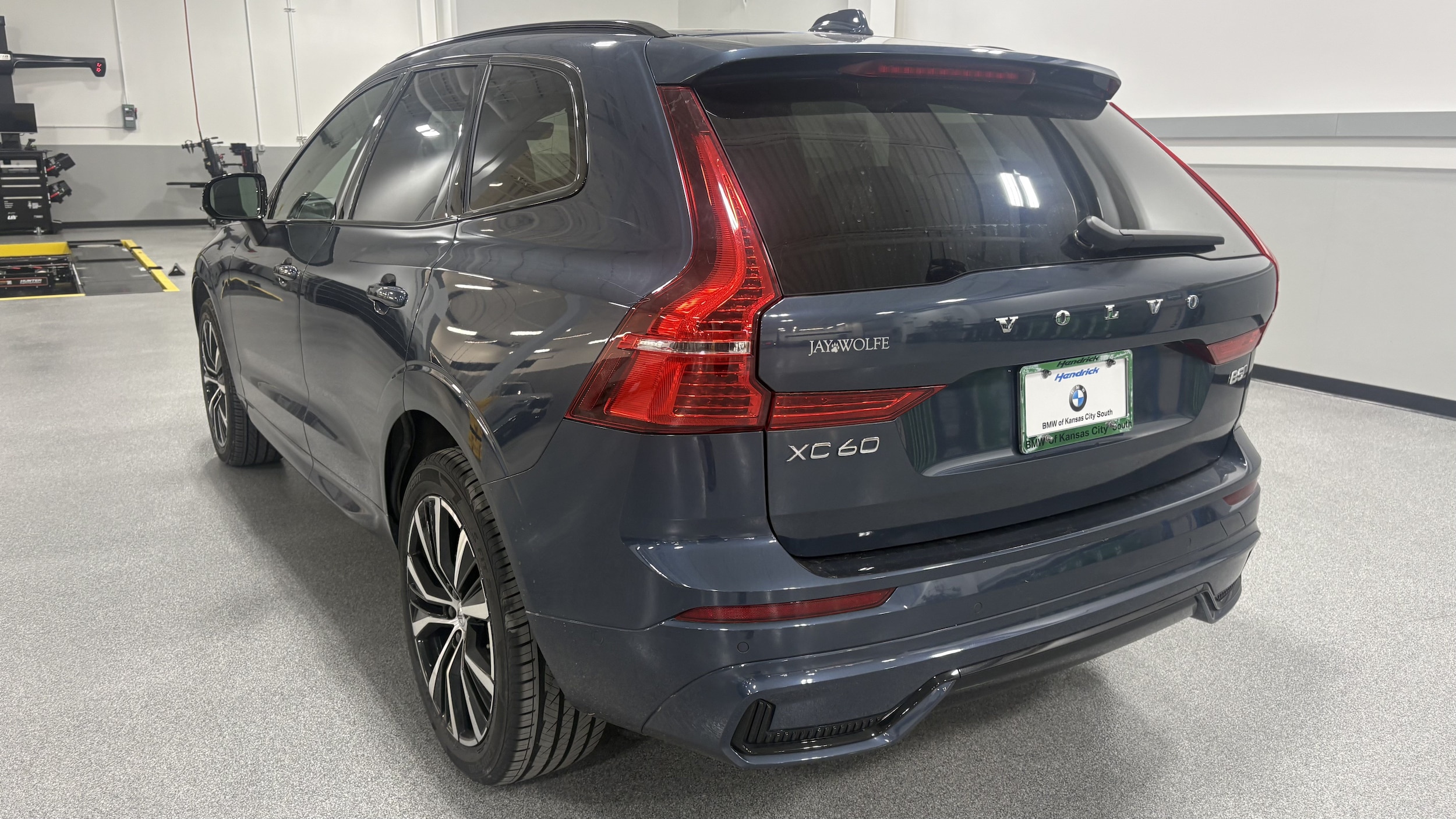 Volvo XC60 Plus Dark Theme