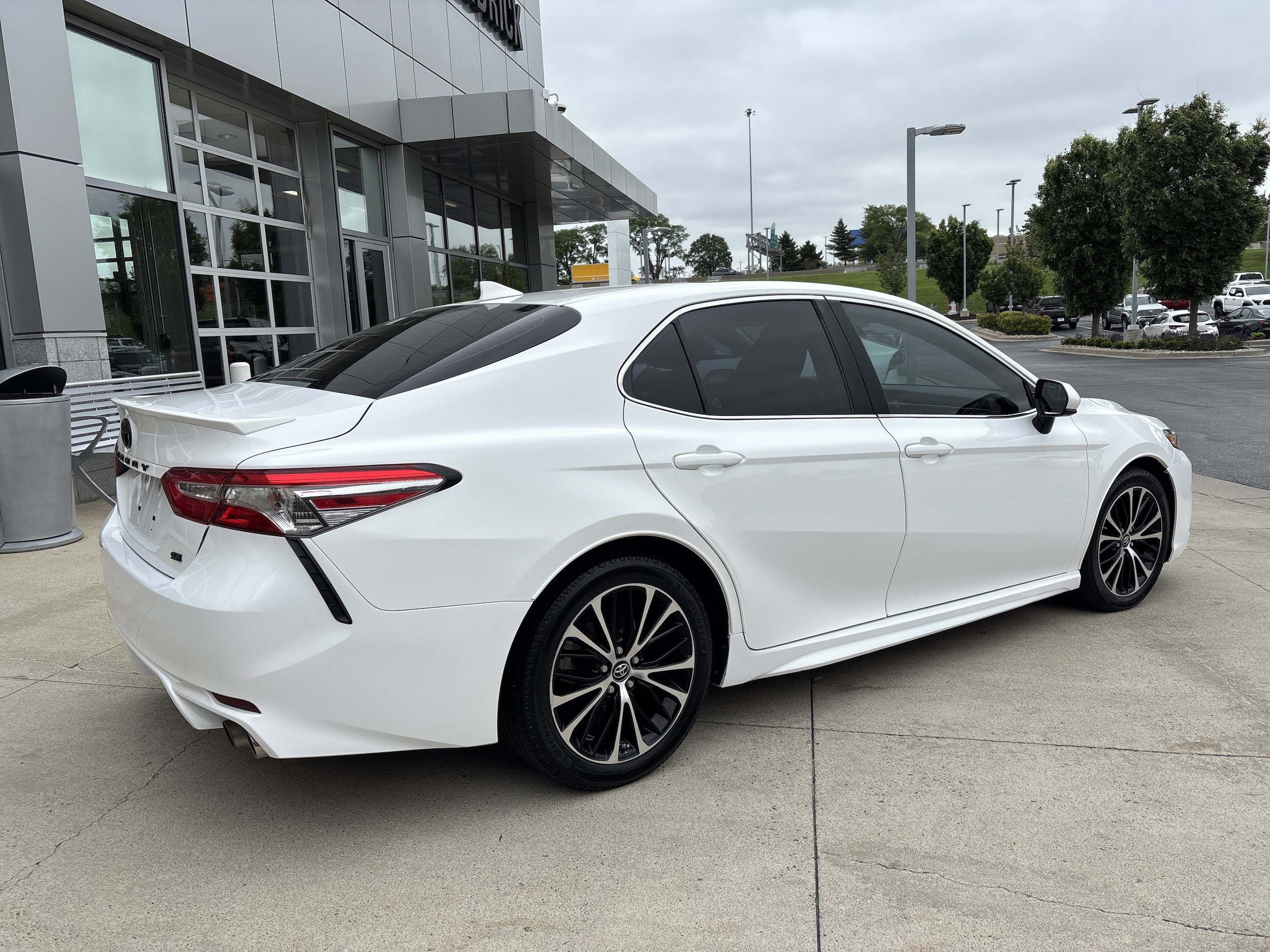 2019 Toyota Camry SE photo 5