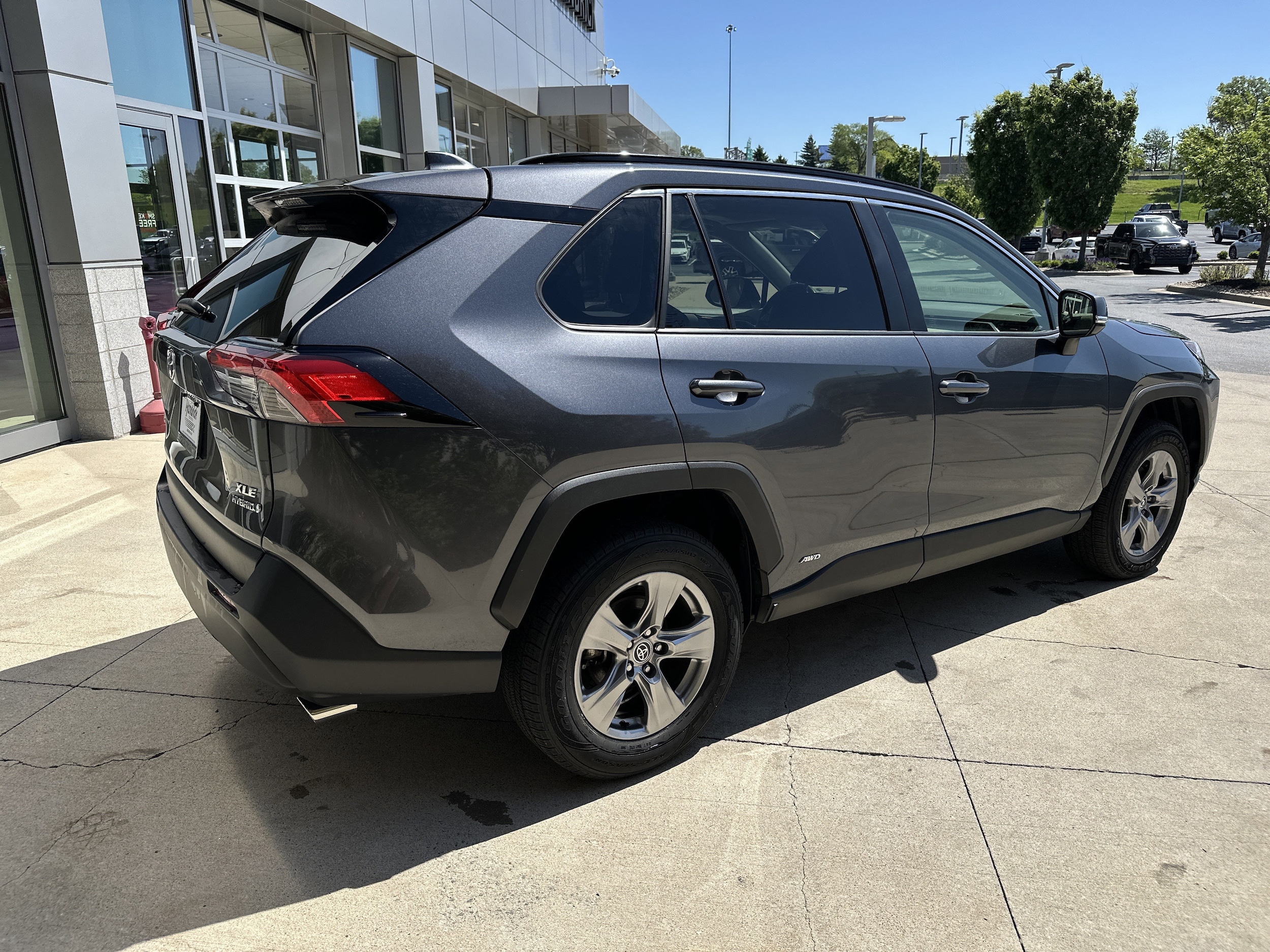 2023 Toyota RAV4 Hybrid XLE photo 3