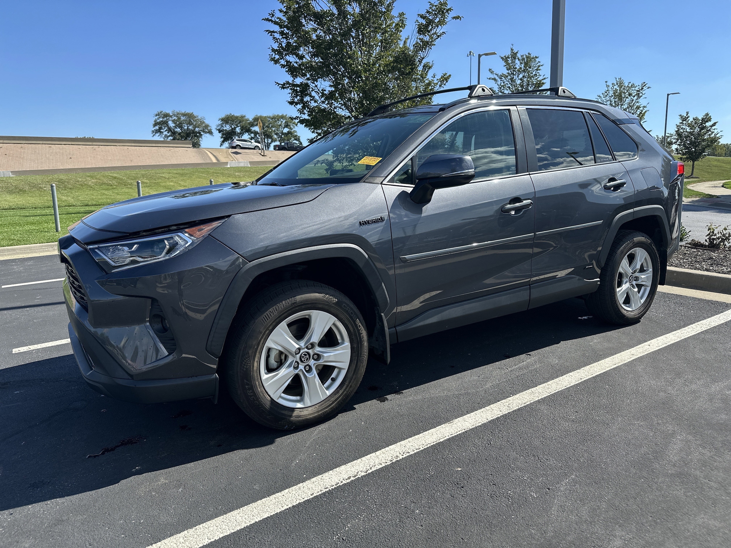 2021 Toyota RAV4 Hybrid XLE photo 3
