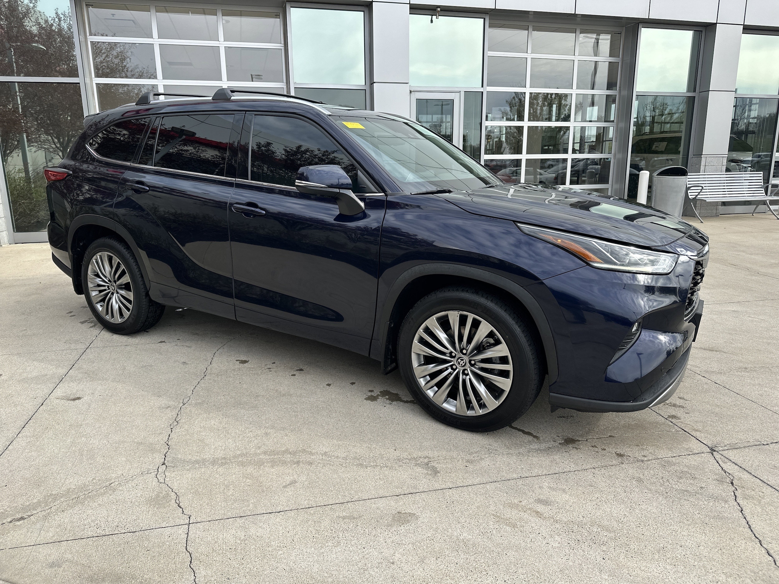 Used 2022 Toyota Highlander Platinum with VIN 5TDFZRBH2NS183025 for sale in Kansas City