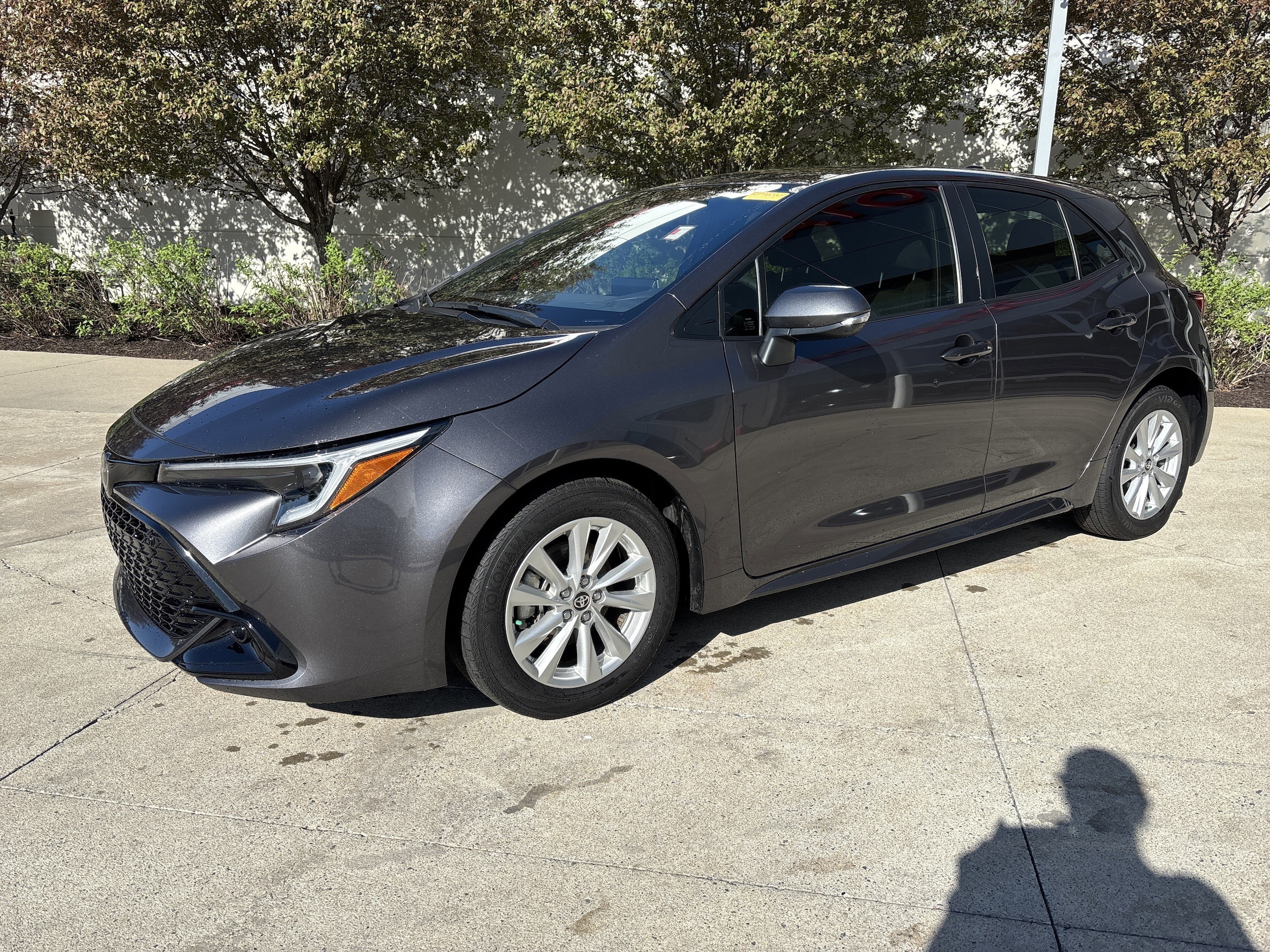 2024 Toyota Corolla Hatchback SE photo 2