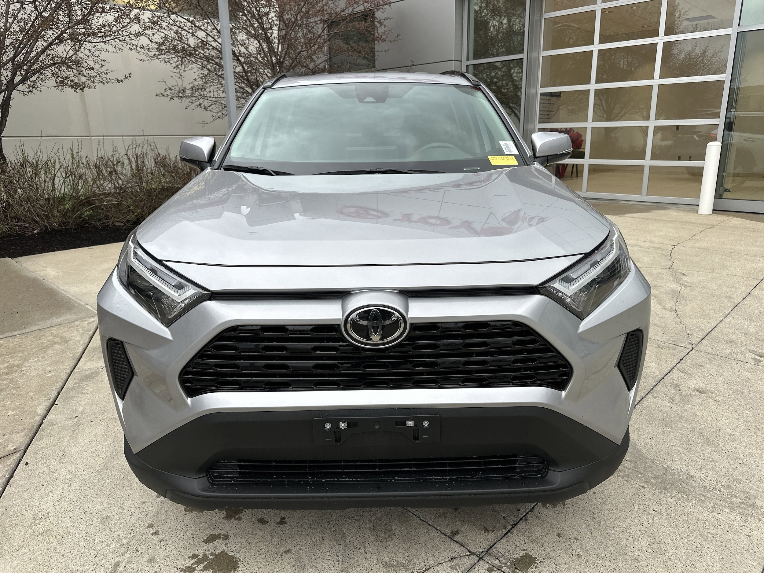 2025 Toyota RAV4 Hybrid XLE photo 4