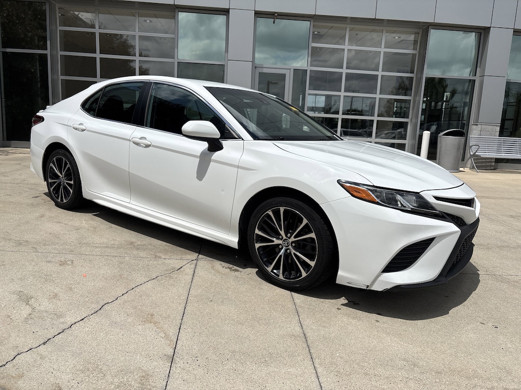 Used 2020 Toyota Camry SE Sedan