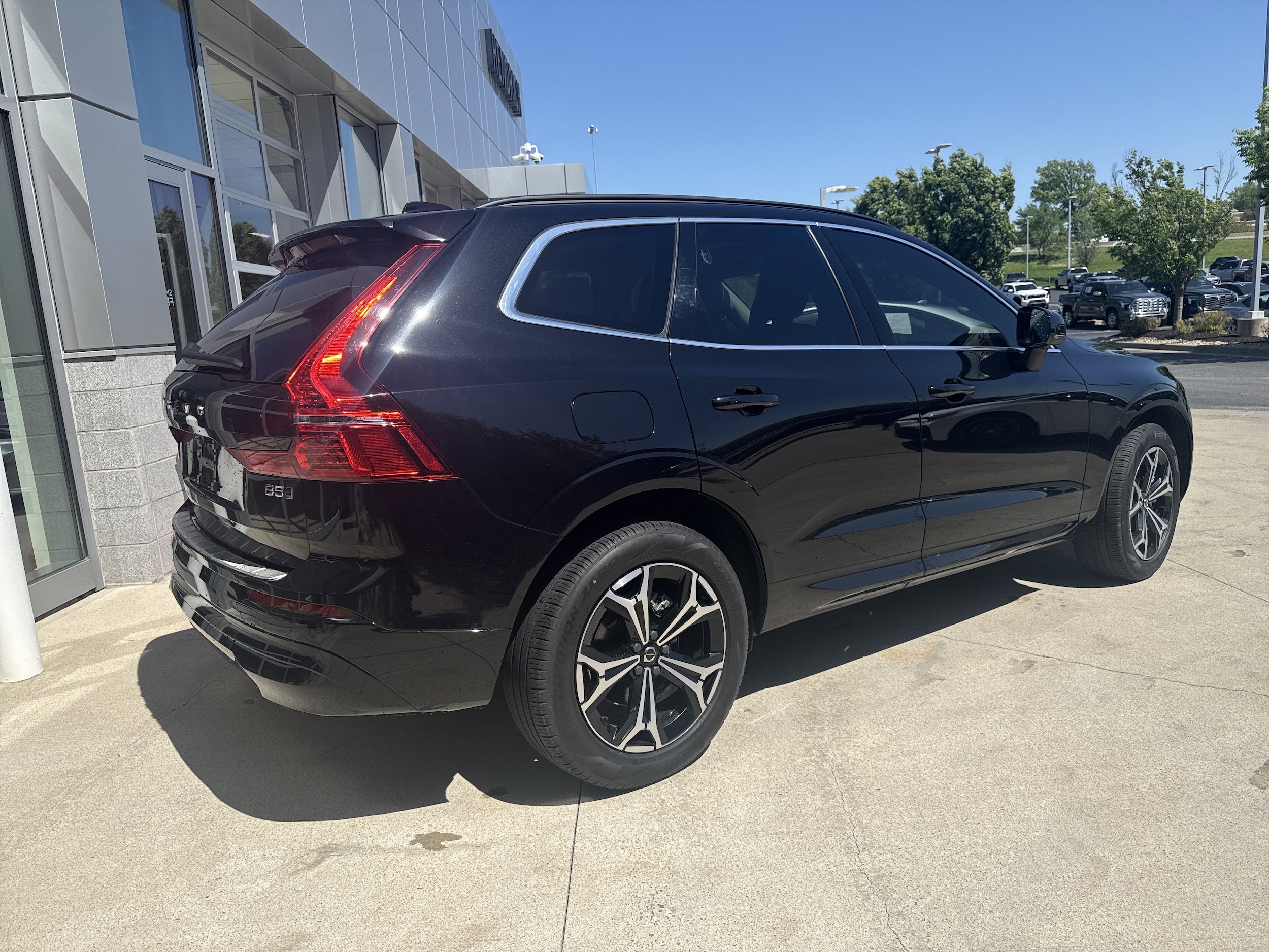 2022 Volvo XC60 Momentum photo 6