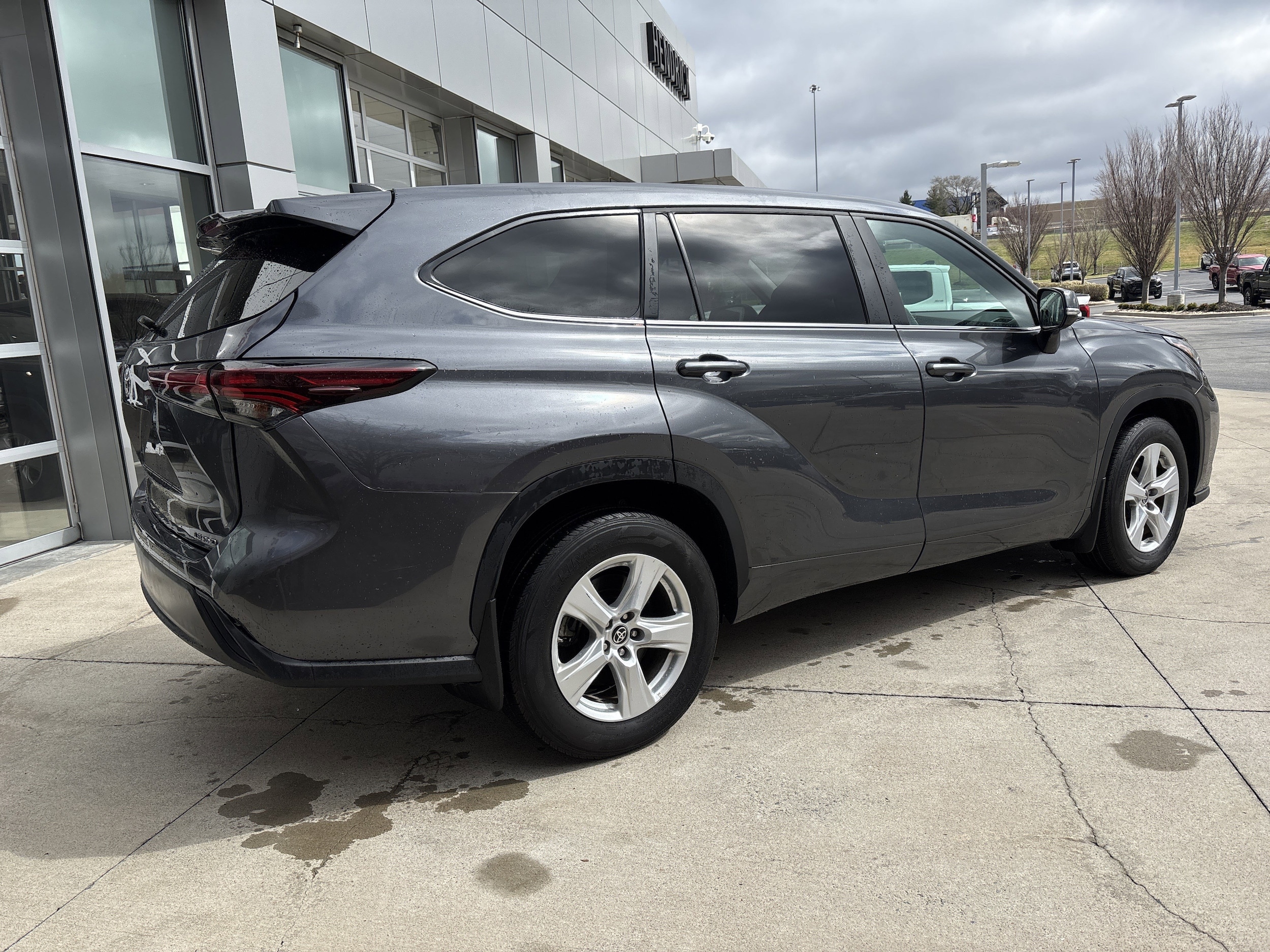 2024 Toyota Highlander LE photo 5