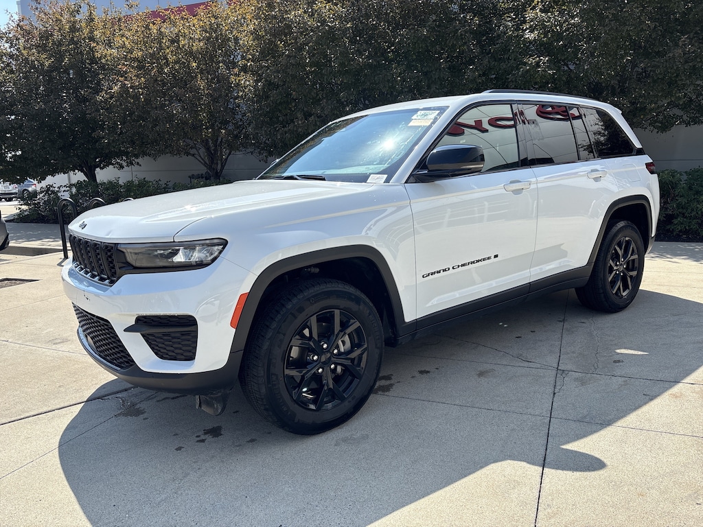 Used 2025 Jeep Grand Cherokee Altitude SUV