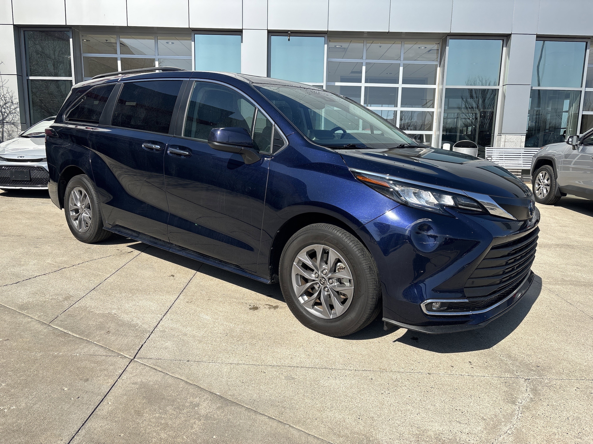 Certified 2022 Toyota Sienna XLE with VIN 5TDYRKEC2NS135203 for sale in Kansas City