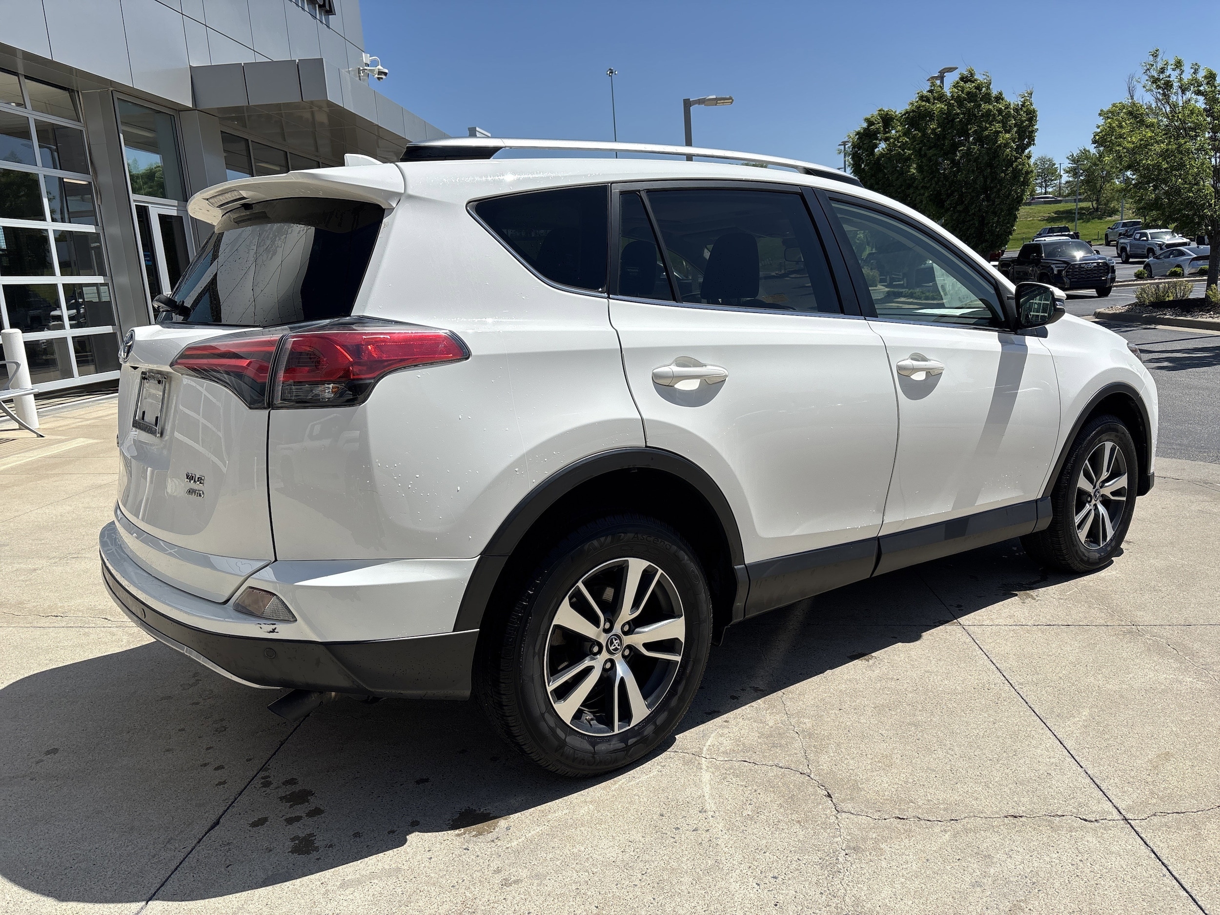2017 Toyota RAV4 XLE photo 5