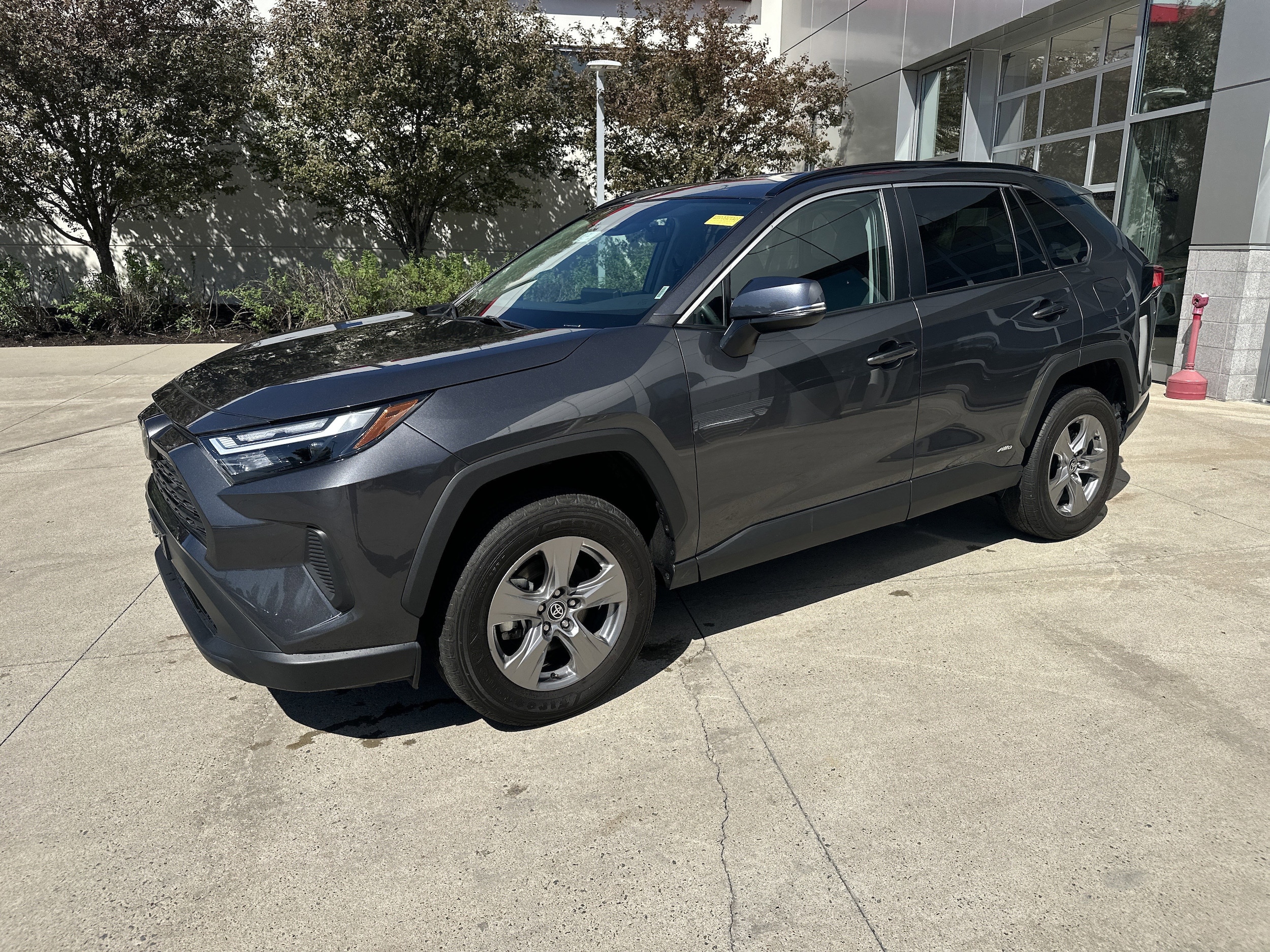 2025 Toyota RAV4 Hybrid XLE photo 2