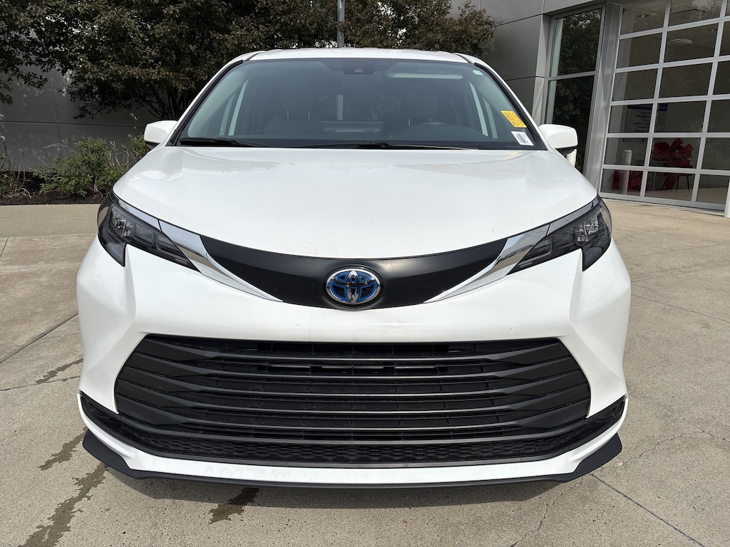 Certified 2025 Toyota Sienna LE Minivan