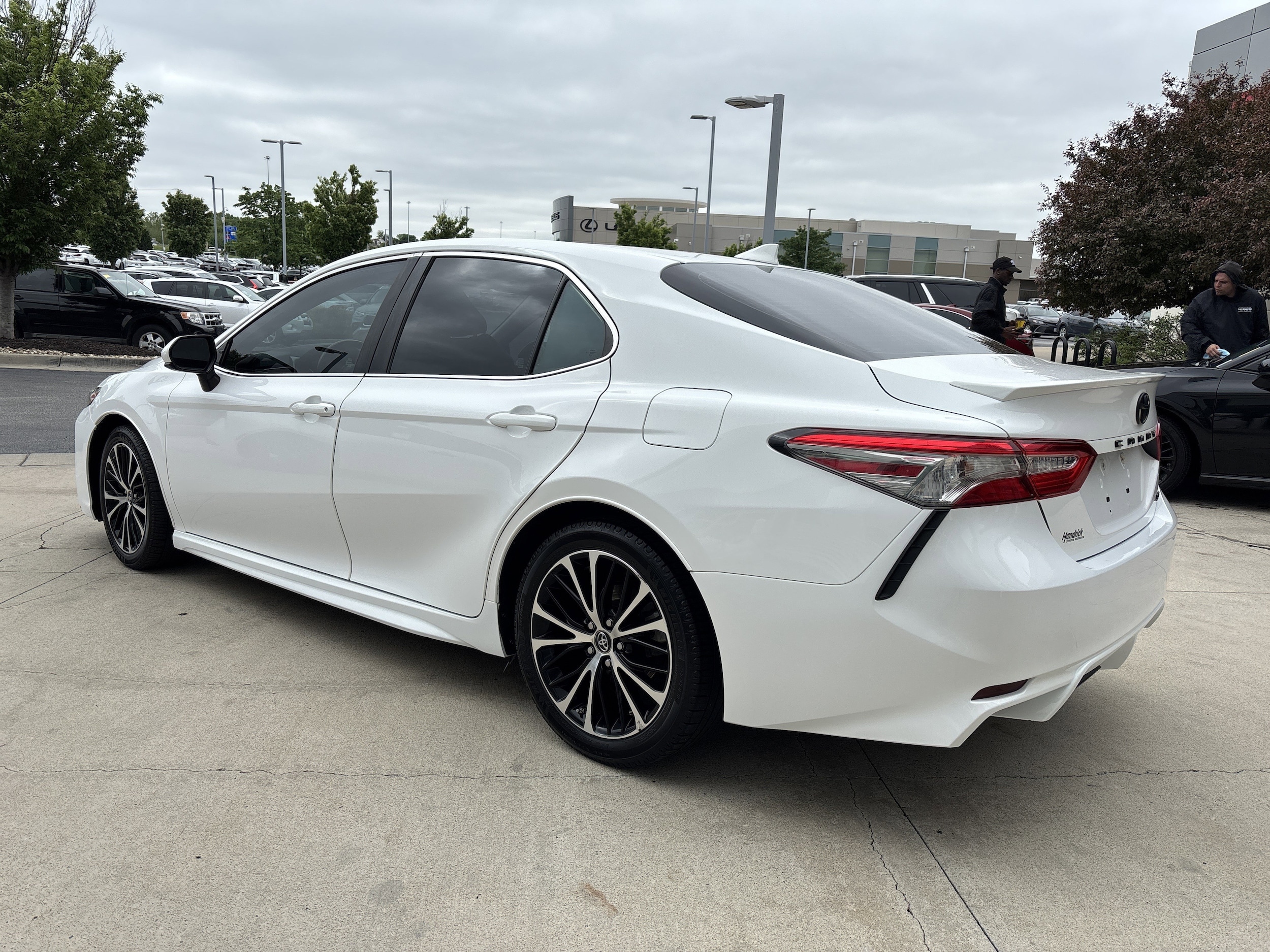 2019 Toyota Camry SE photo 6