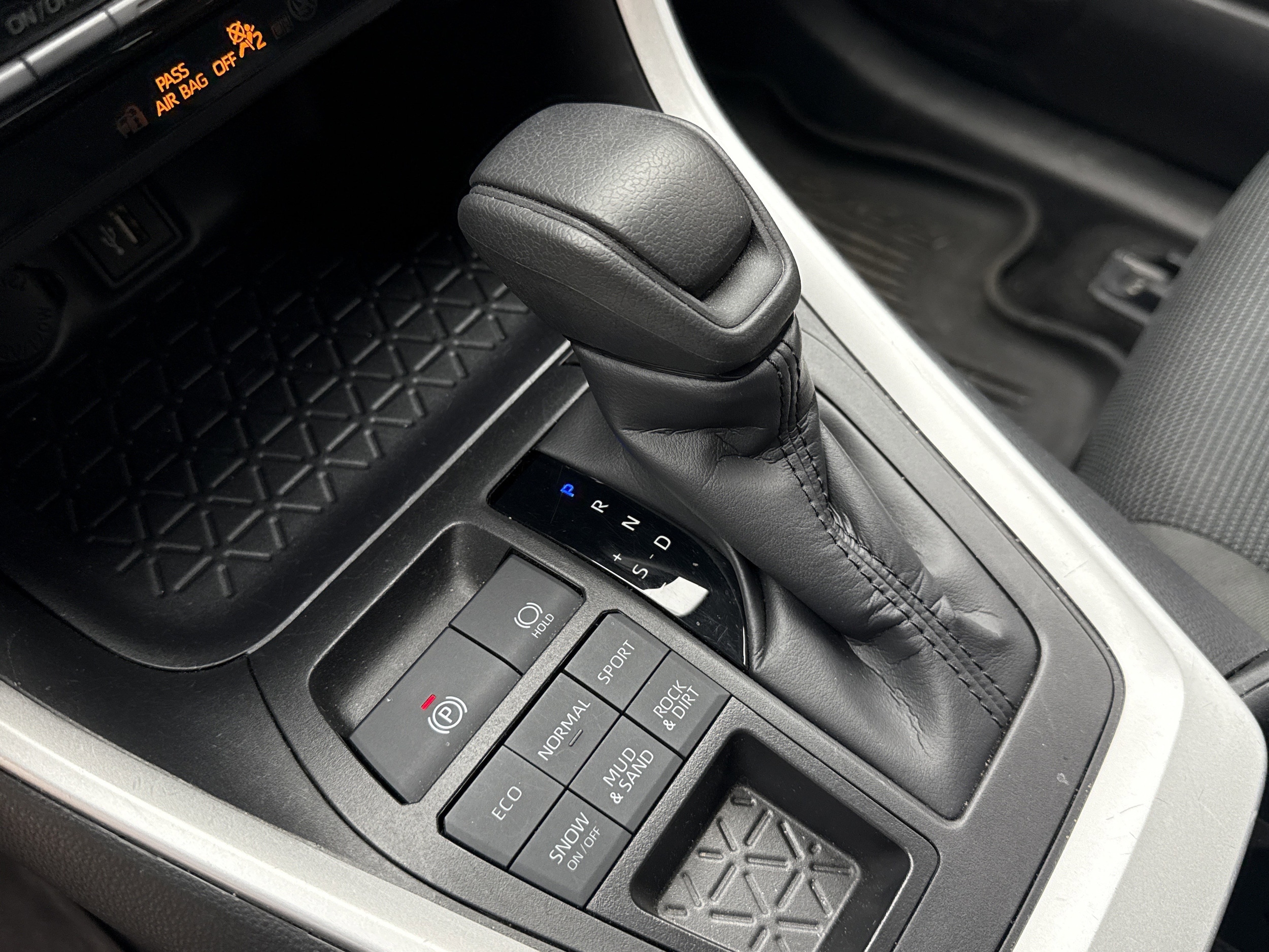 2025 Toyota RAV4 LE photo 3