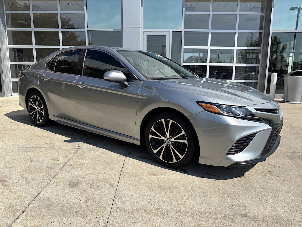 Used 2019 Toyota Camry SE Sedan