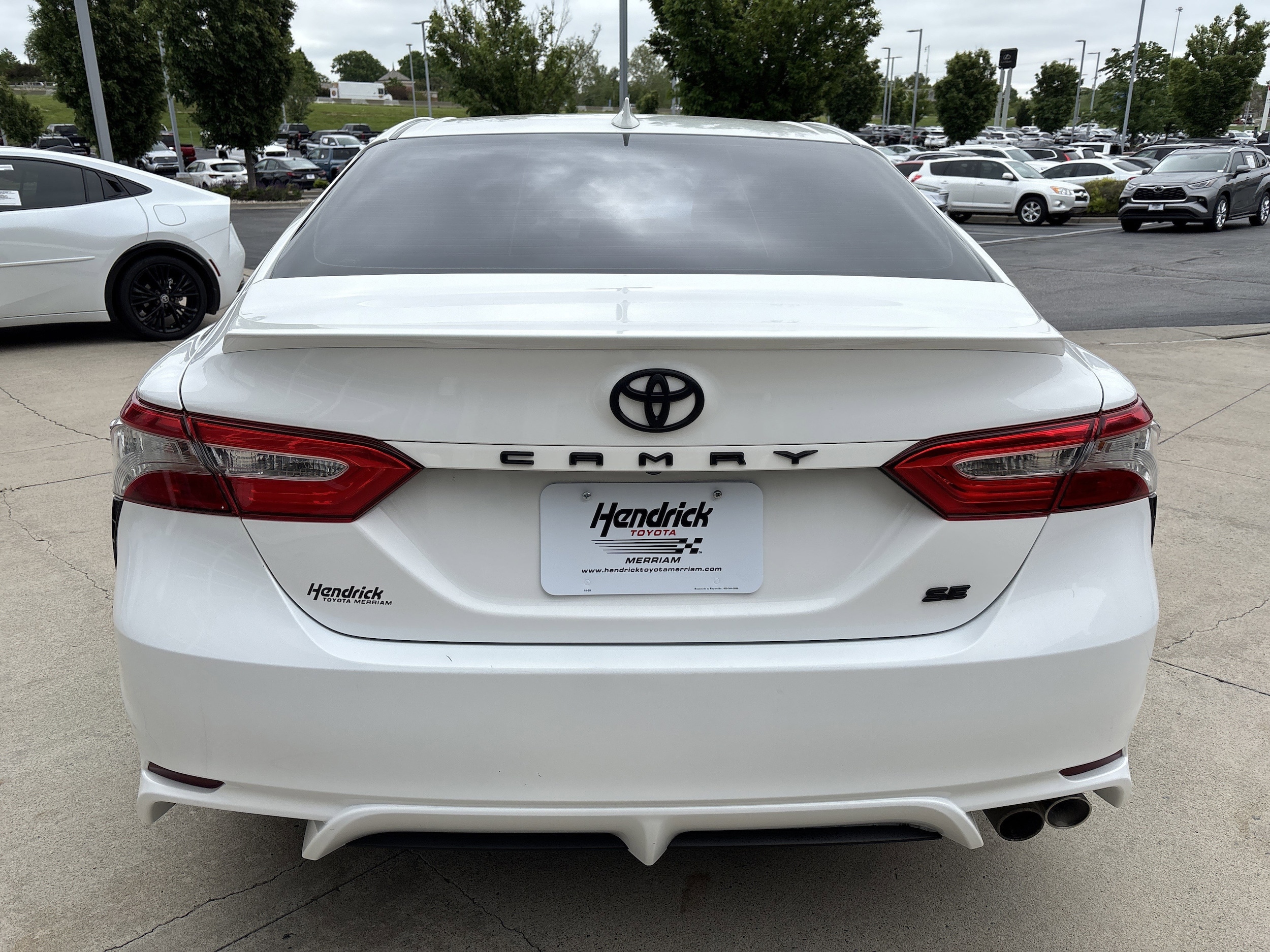 2019 Toyota Camry SE photo 3