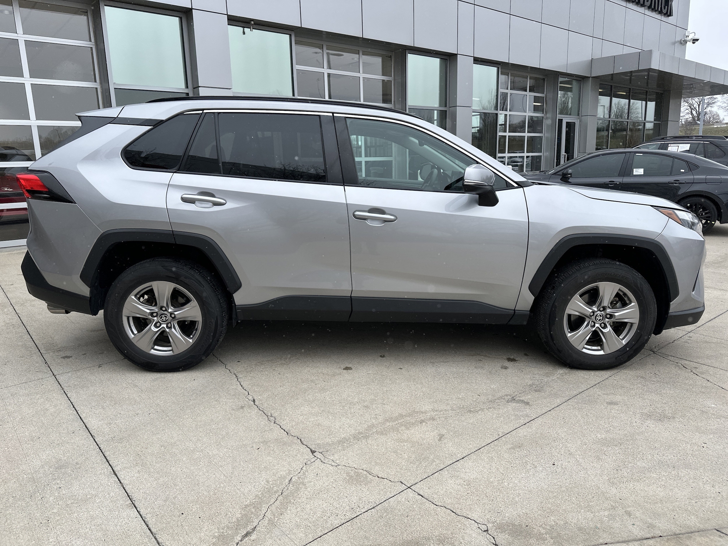 2022 Toyota RAV4 XLE photo 6