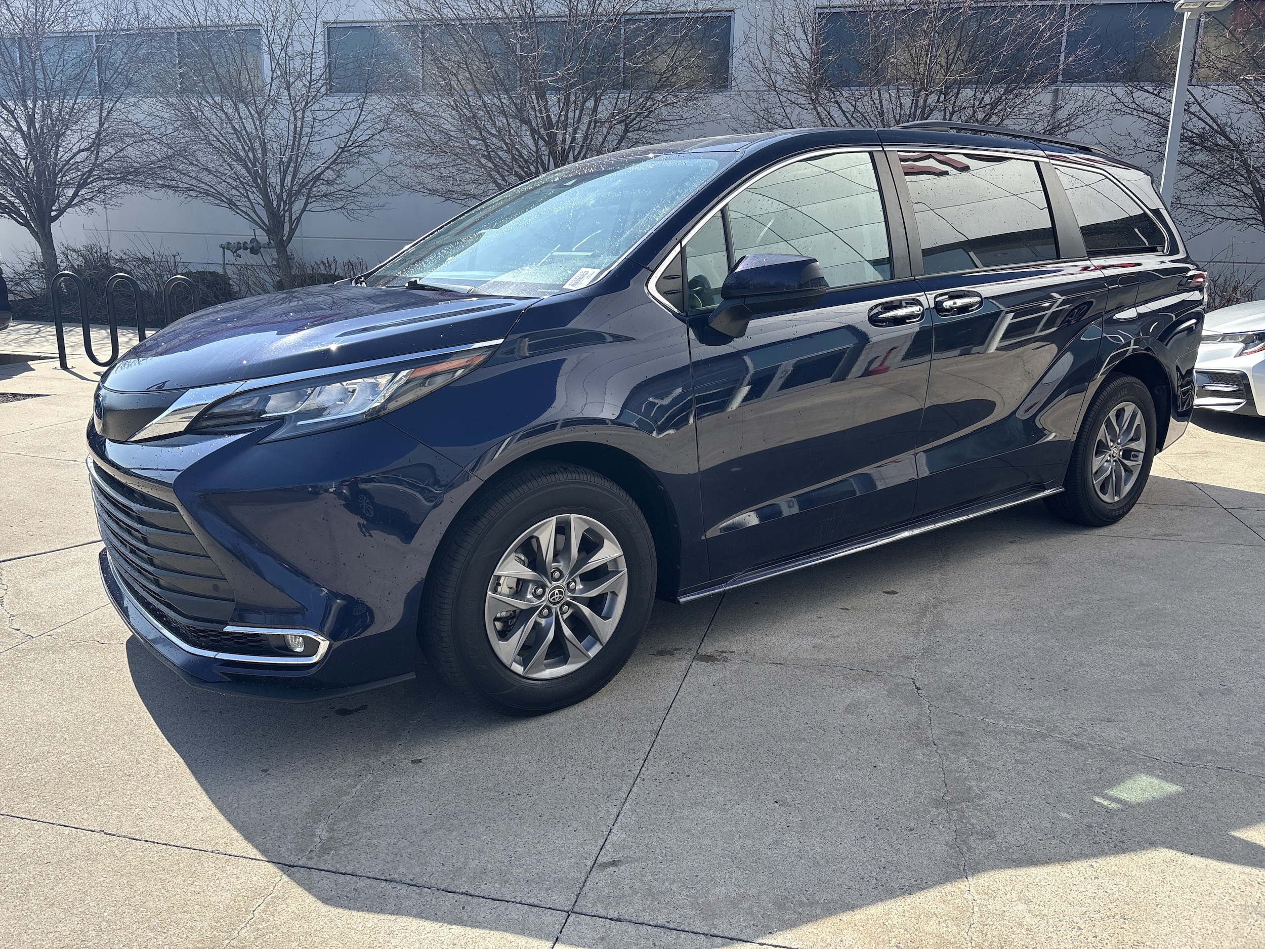 2022 Toyota Sienna XLE photo 2