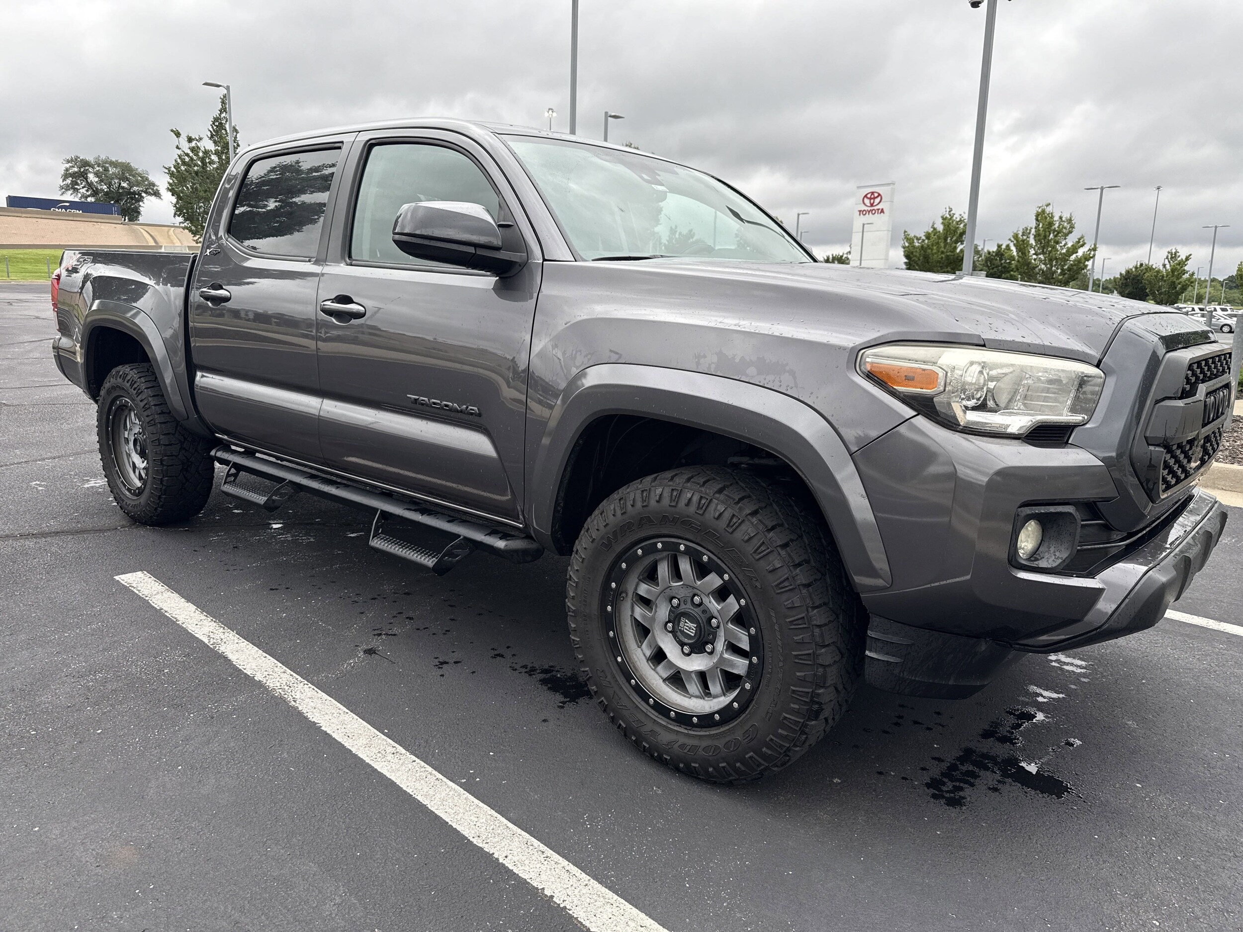 2018 Toyota Tacoma SR5 photo 2