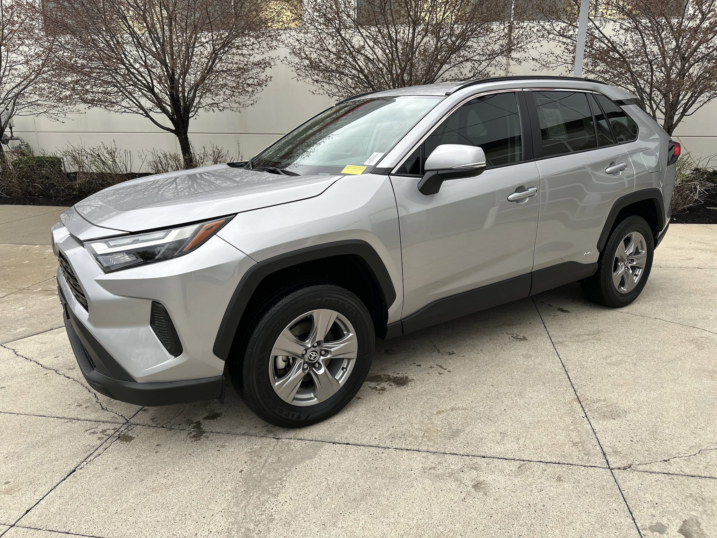 2025 Toyota RAV4 Hybrid XLE photo 2