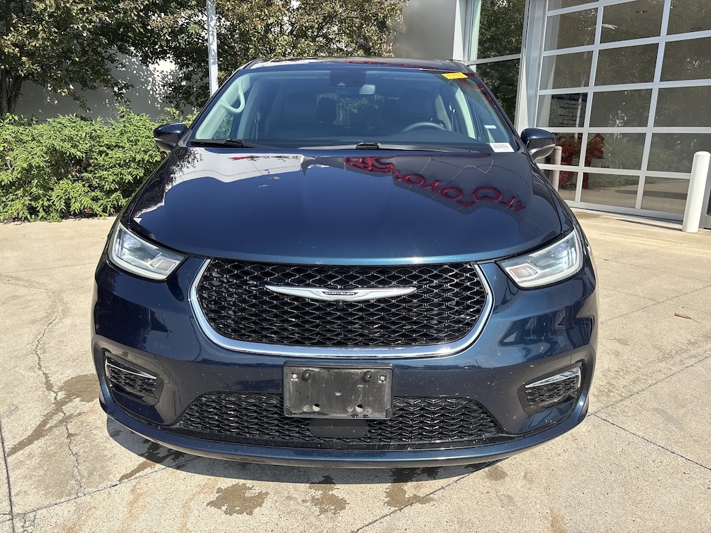 Used 2023 Chrysler Pacifica Touring L Minivan