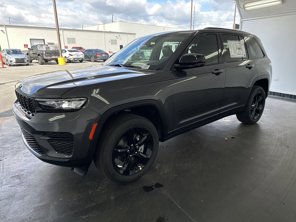New 2025 Jeep Grand Cherokee Laredo SUV