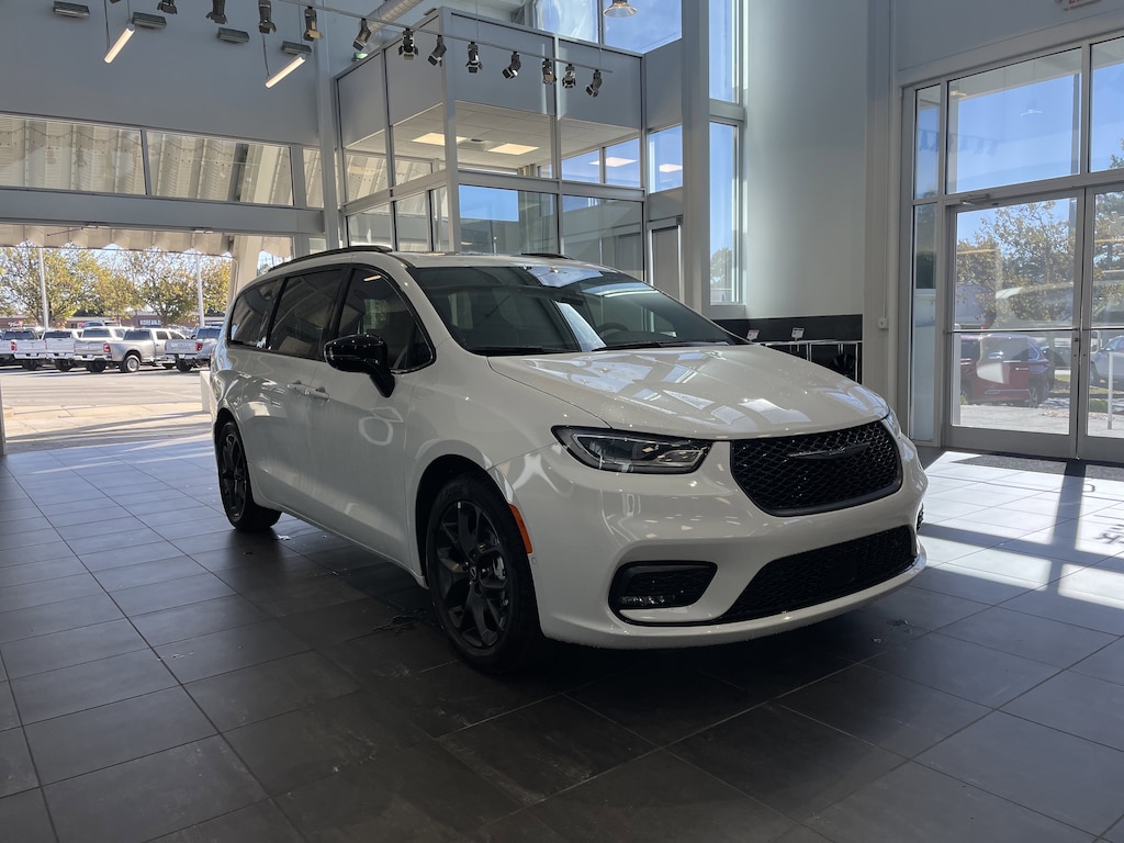 New 2026 Chrysler Pacifica Limited Minivan