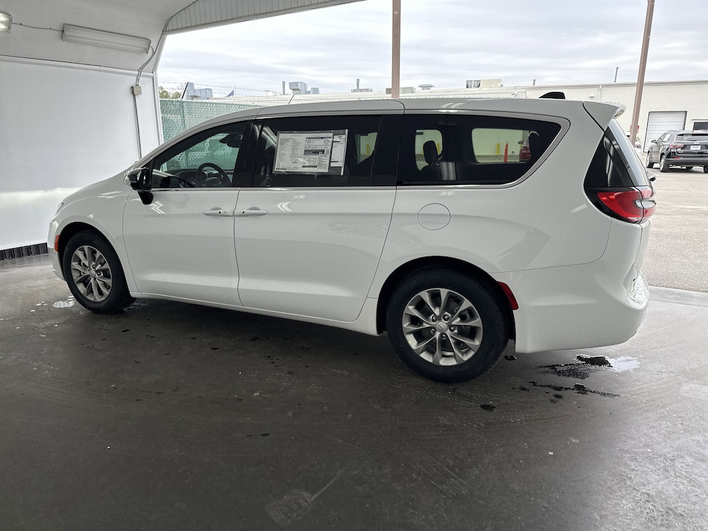 New 2026 Chrysler Pacifica Limited Minivan
