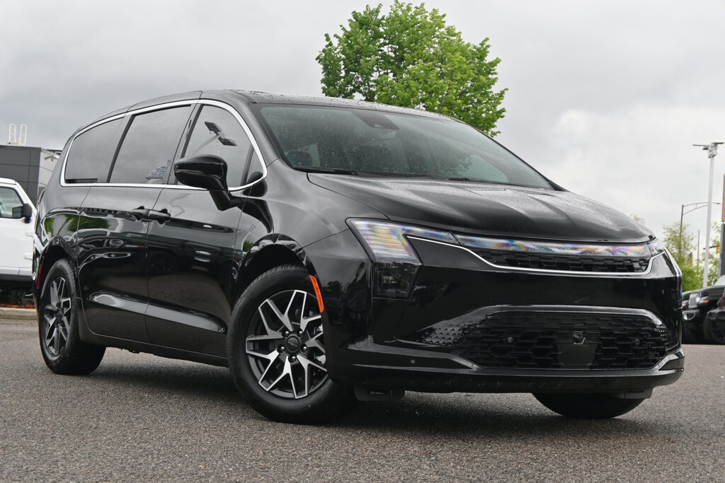 New 2027 Chrysler Pacifica Limited Minivan