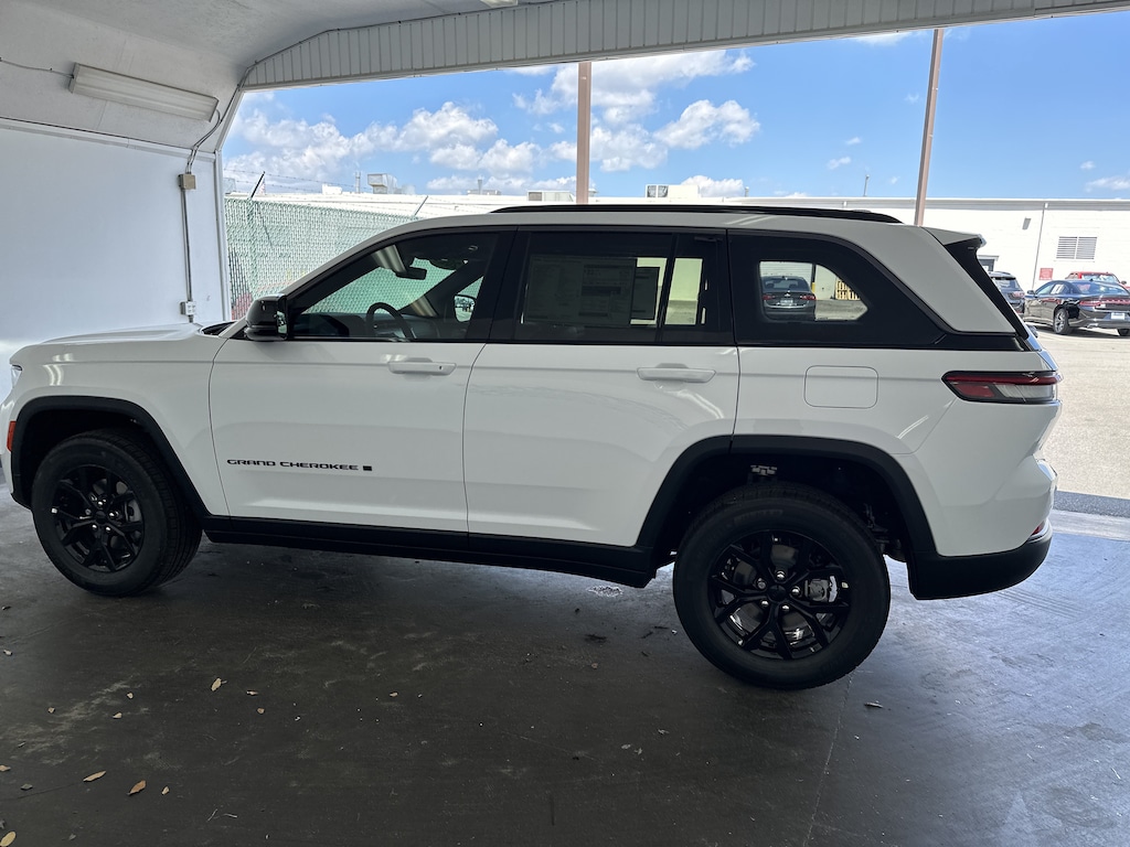 New 2026 Jeep Grand Cherokee Laredo Altitude SUV
