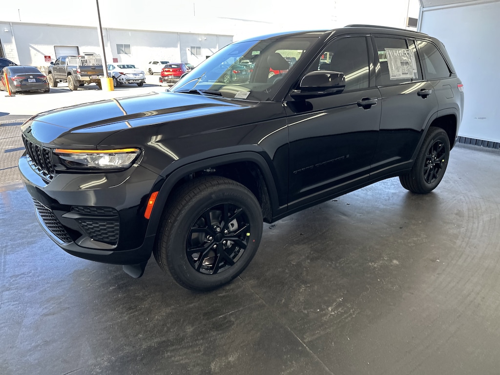 New 2025 Jeep Grand Cherokee Laredo 4x4