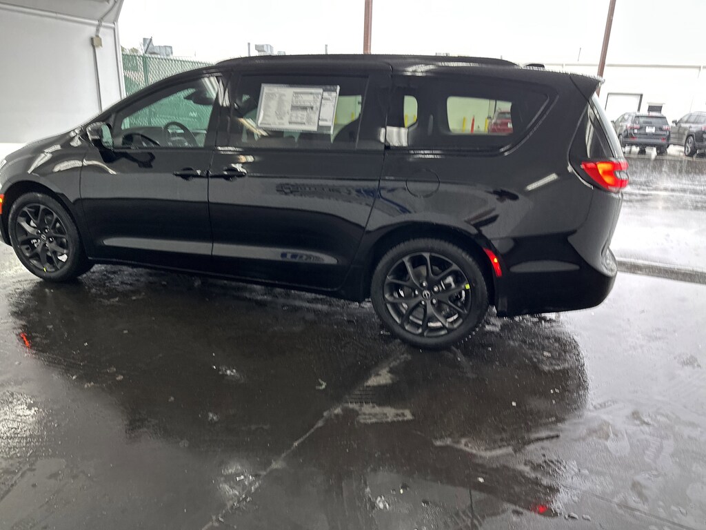 New 2026 Chrysler Pacifica Select Minivan