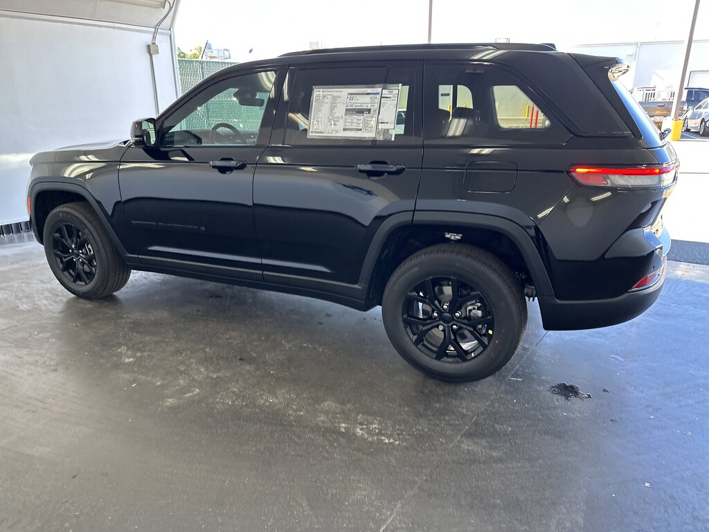 New 2025 Jeep Grand Cherokee Laredo 4x4