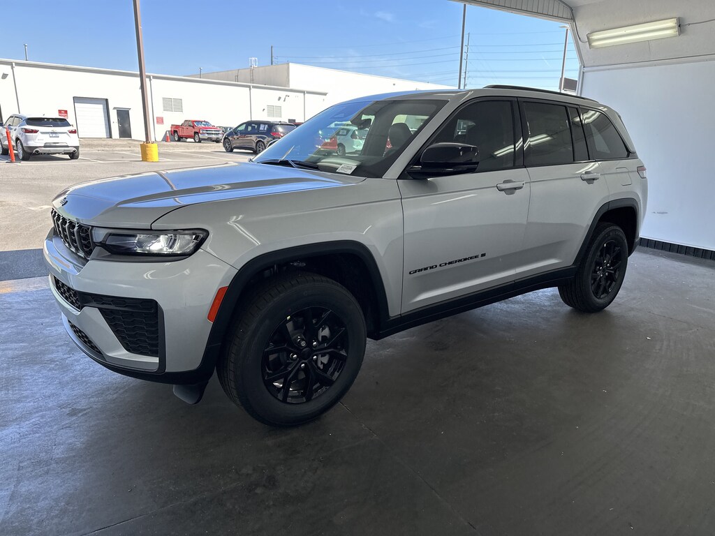 New 2026 Jeep Grand Cherokee Laredo Altitude SUV