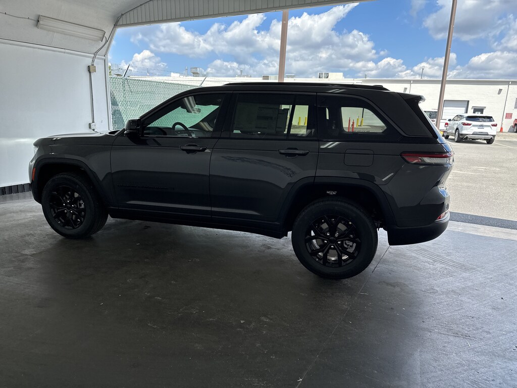 New 2026 Jeep Grand Cherokee Laredo Altitude SUV