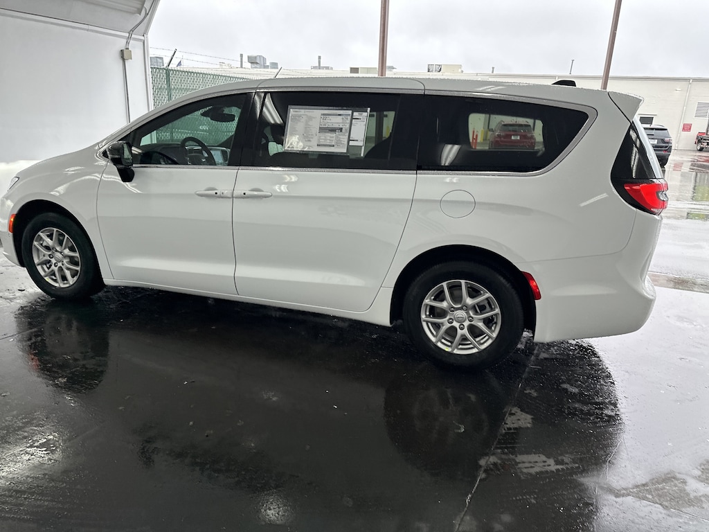 New 2026 Chrysler Pacifica Select Minivan