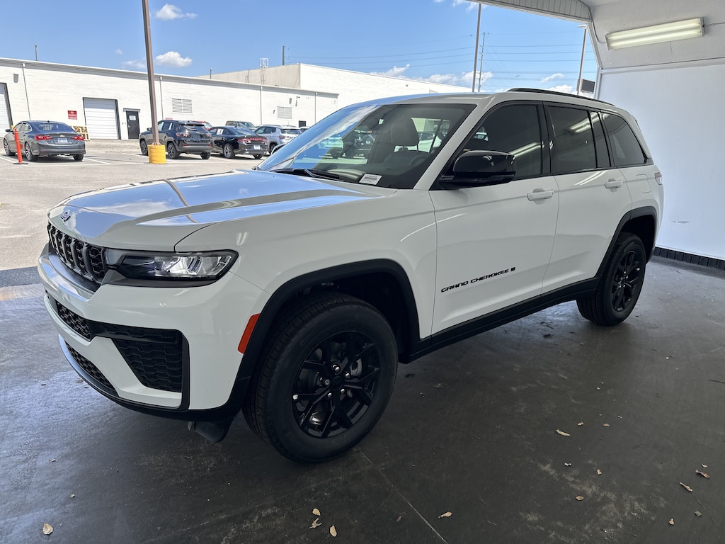 New 2026 Jeep Grand Cherokee Laredo Altitude SUV