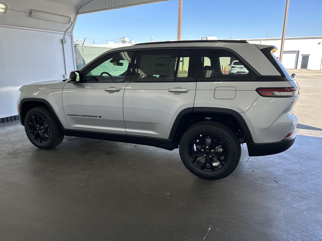 New 2026 Jeep Grand Cherokee Laredo Altitude SUV