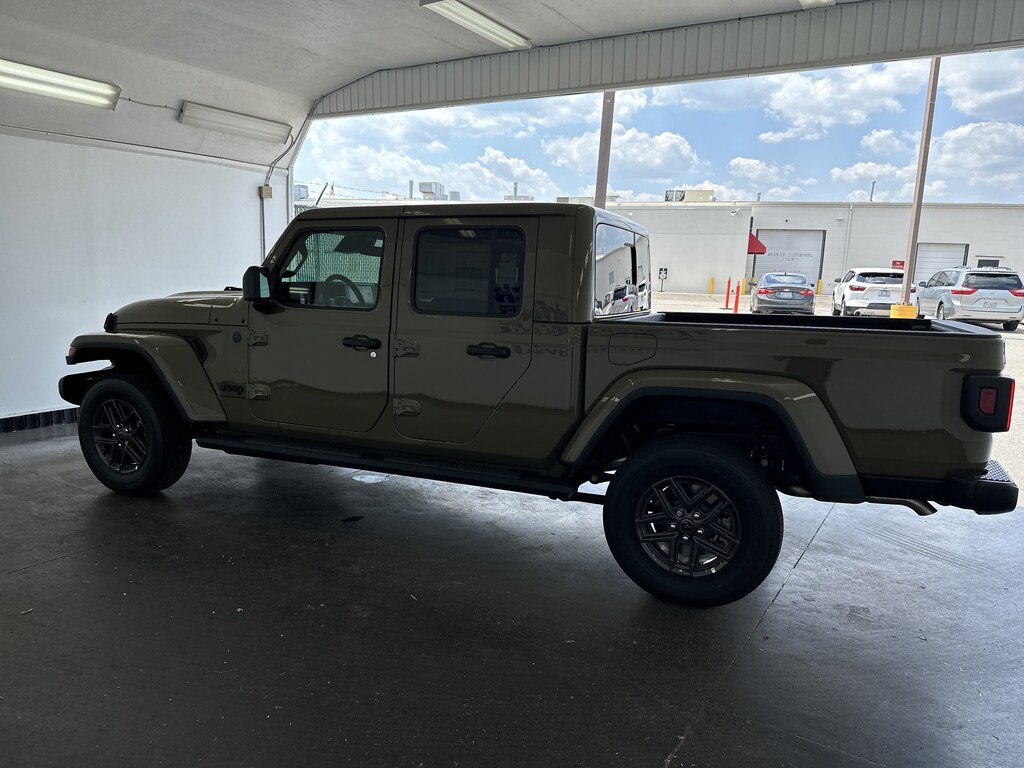 New 2026 Jeep Gladiator Sport S Pickup