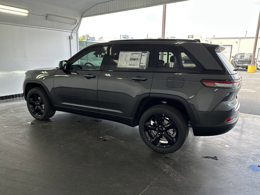 New 2025 Jeep Grand Cherokee Laredo SUV