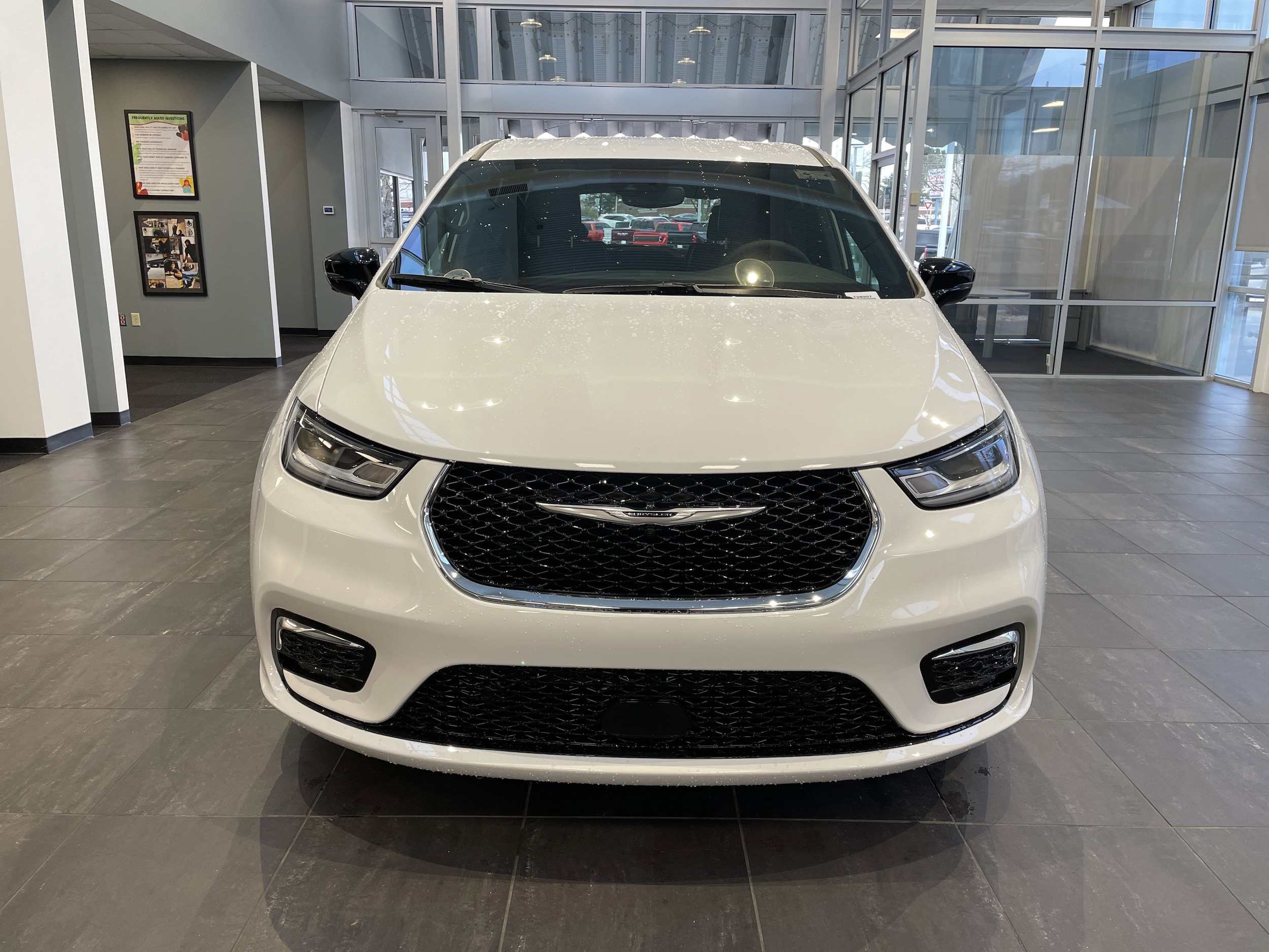 2026 Chrysler Pacifica photo 2