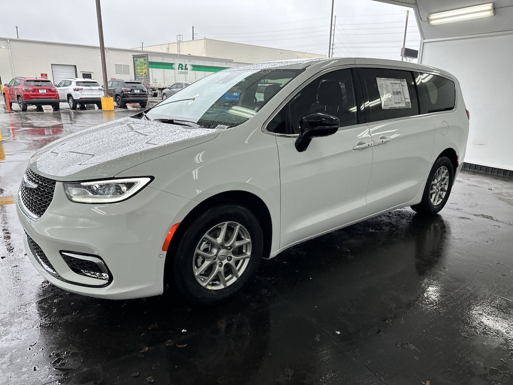 New 2026 Chrysler Pacifica Select Minivan