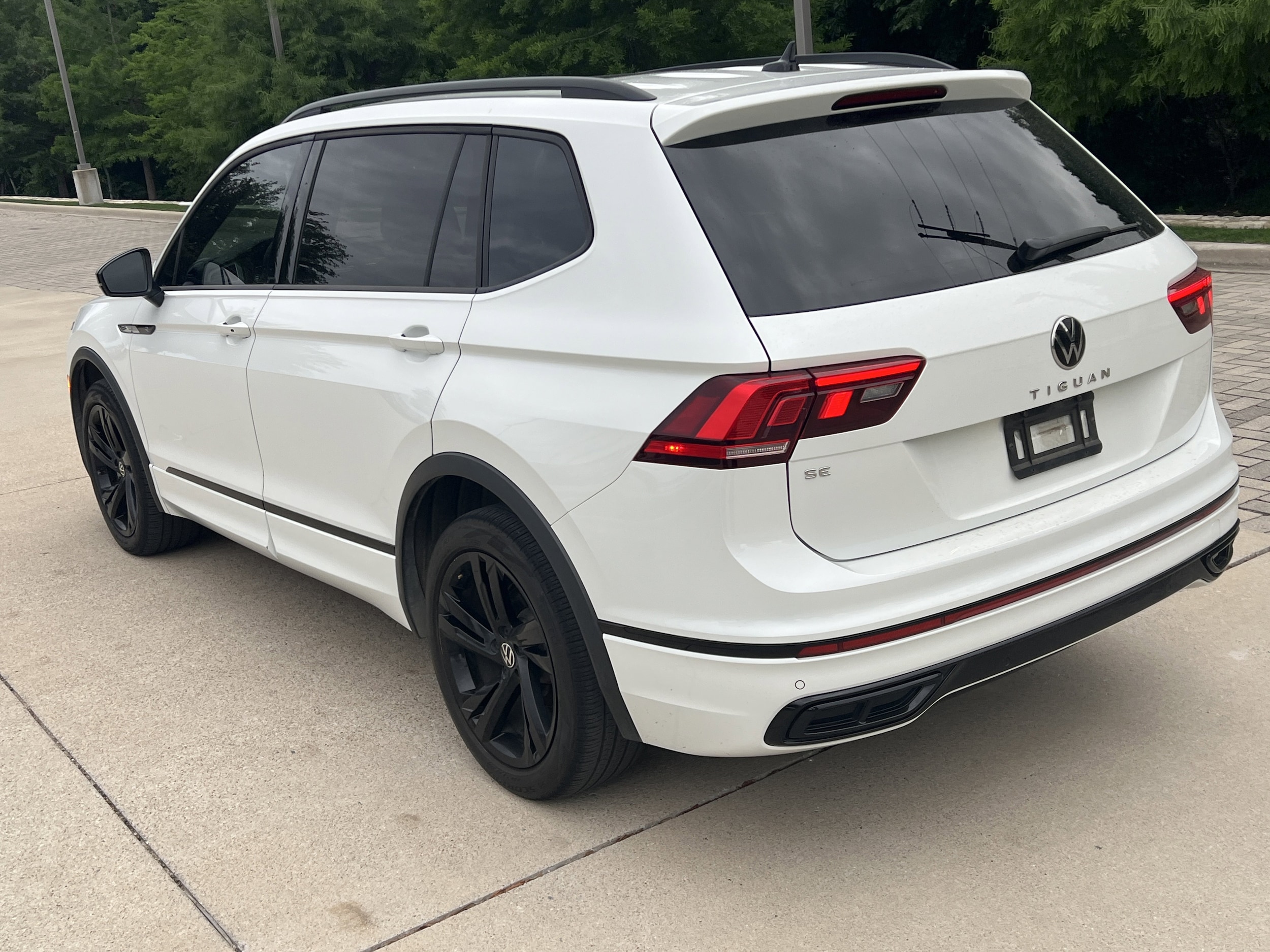 2024 Volkswagen Tiguan SE R-Line Black photo 3