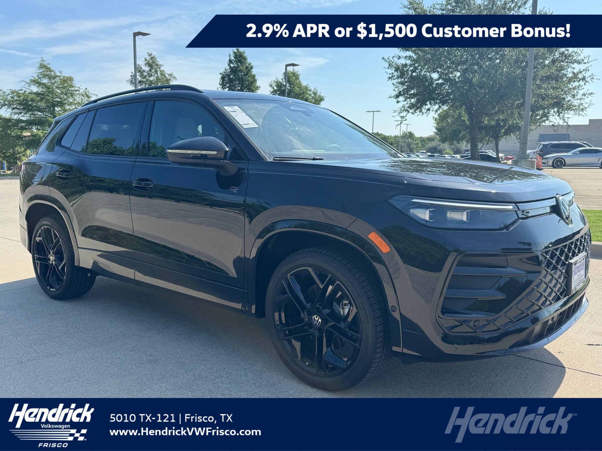 2025 Volkswagen Tiguan SE R-LINE BLACK's photo