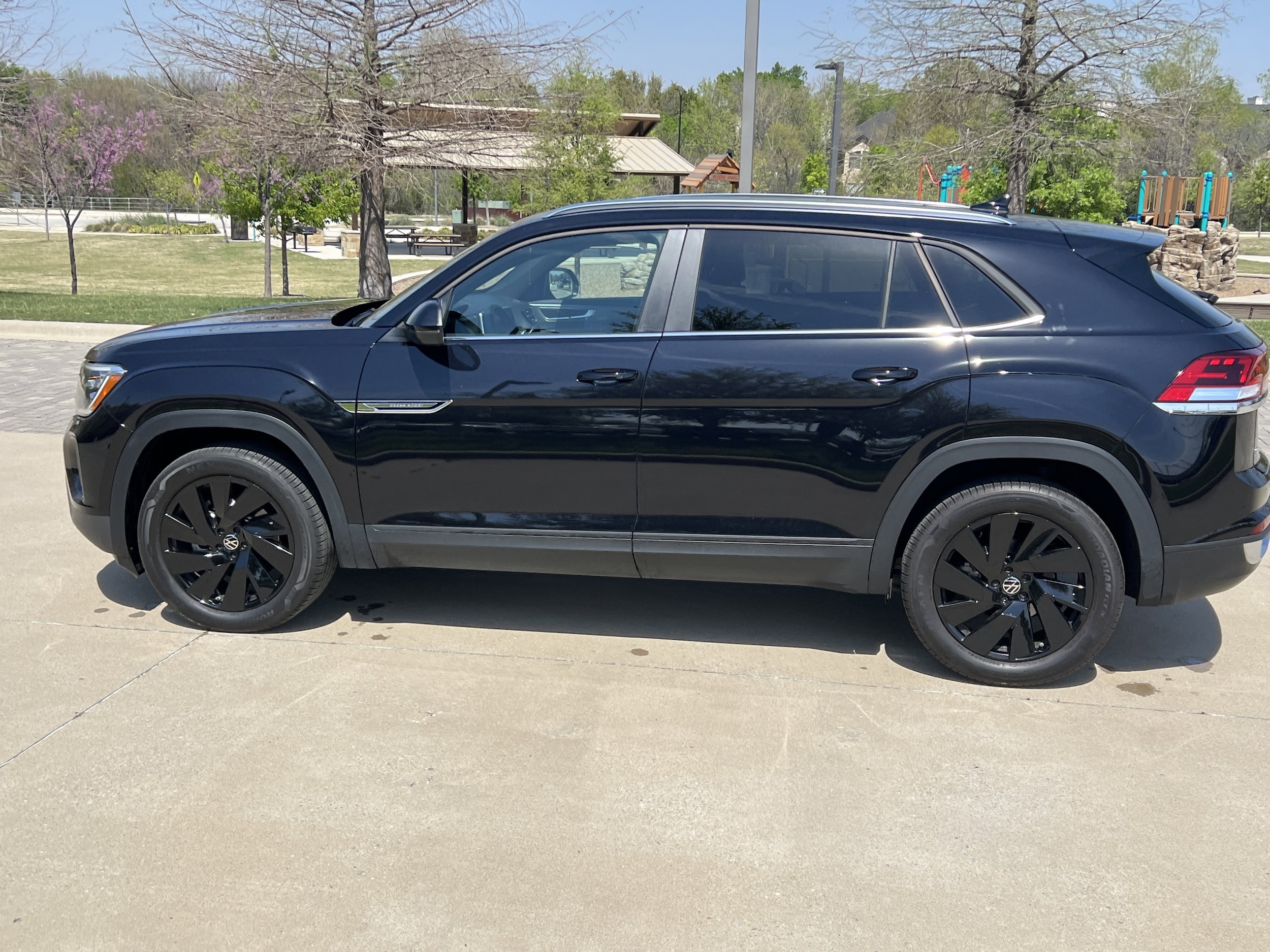 2025 Volkswagen Atlas Cross Sport 2.0T SE w/Technology photo 5